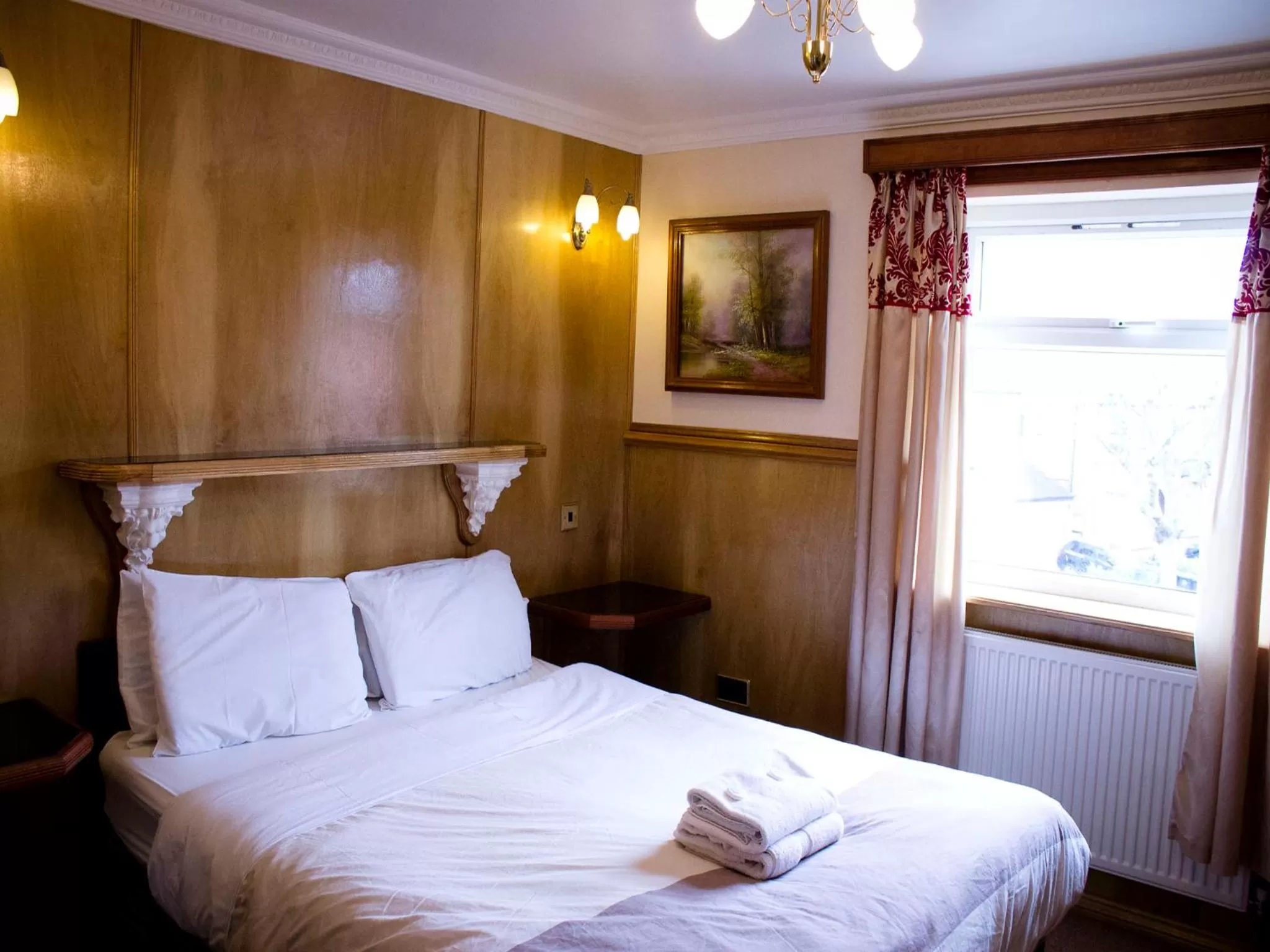 Photo of the whole room, Bed in Cricklewood Lodge Hotel