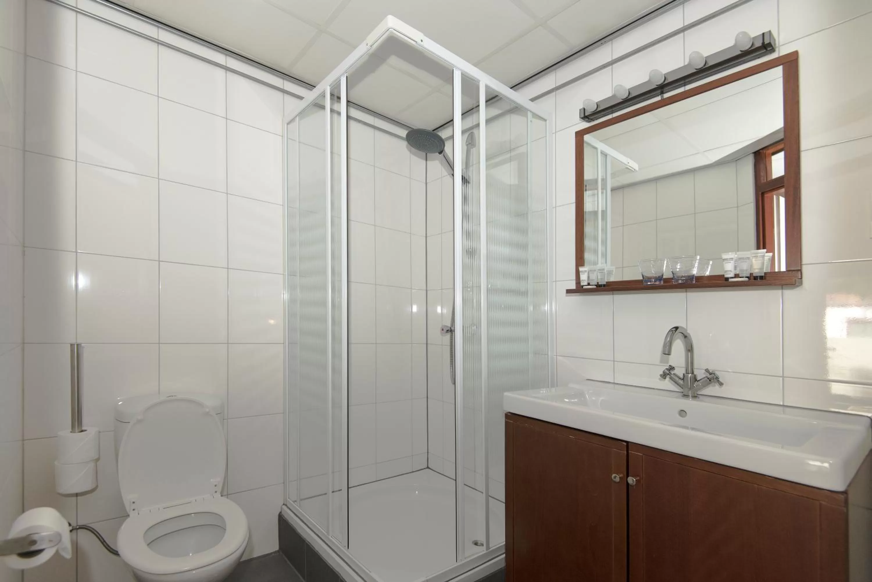 Shower, Bathroom in Motel- Bungalow-& Chaletpark de Brenkberg