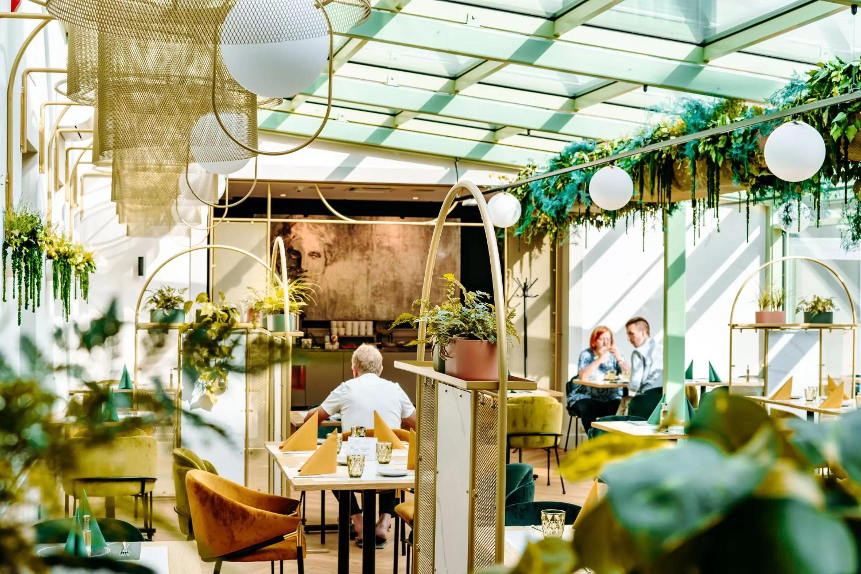 Restaurant/places to eat in Hotel ETER