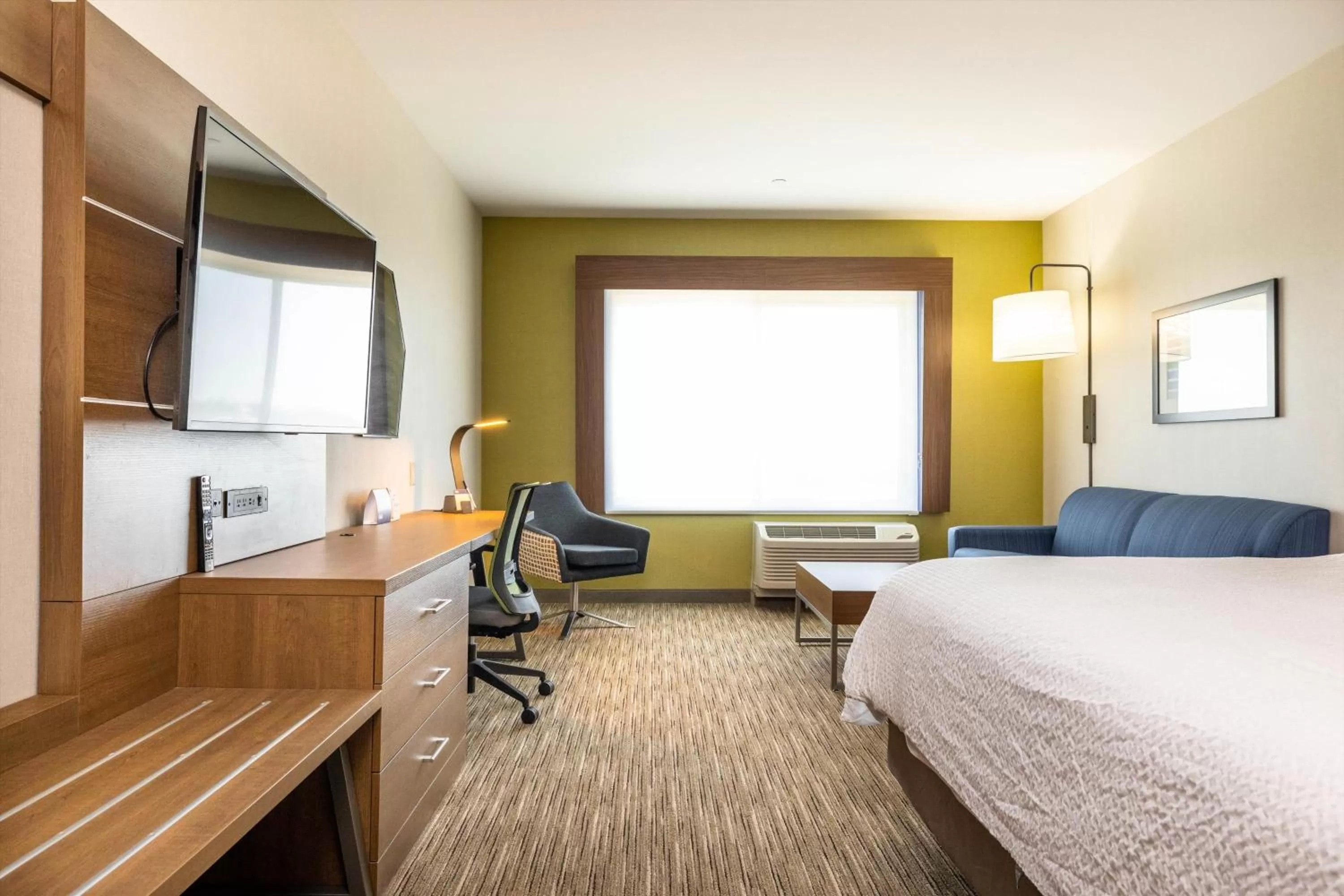 Photo of the whole room, Bed in Holiday Inn Express & Suites - San Jose Silicon Valley by IHG