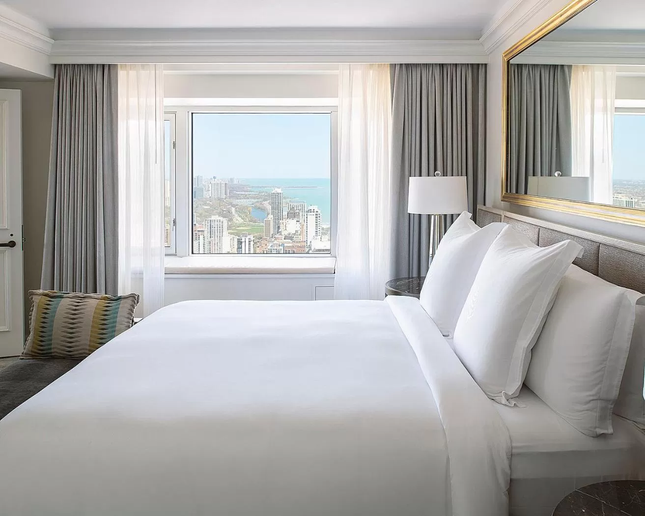 Bedroom, Bed in Four Seasons Chicago