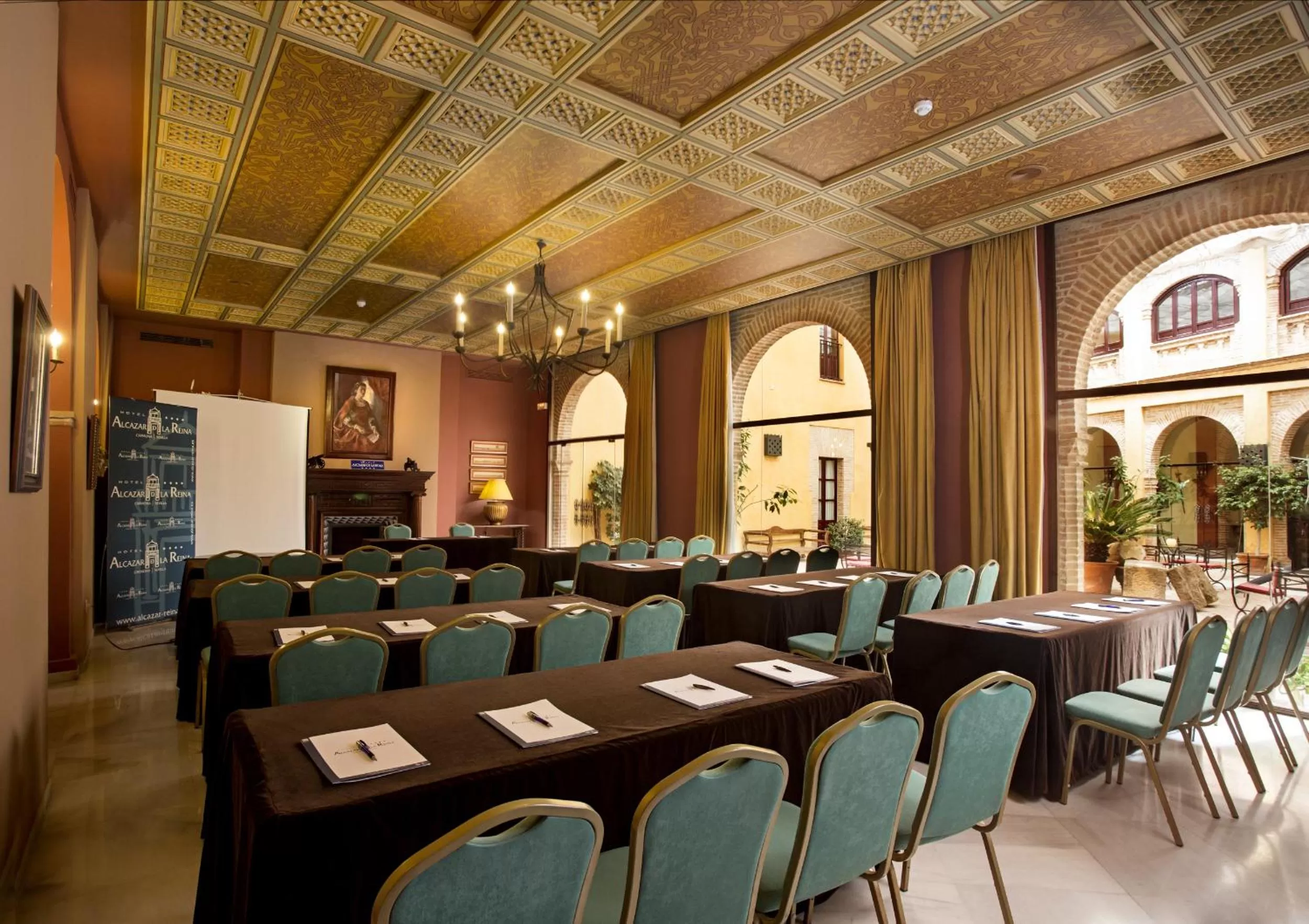 Communal lounge/ TV room in Hotel Alcázar de la Reina