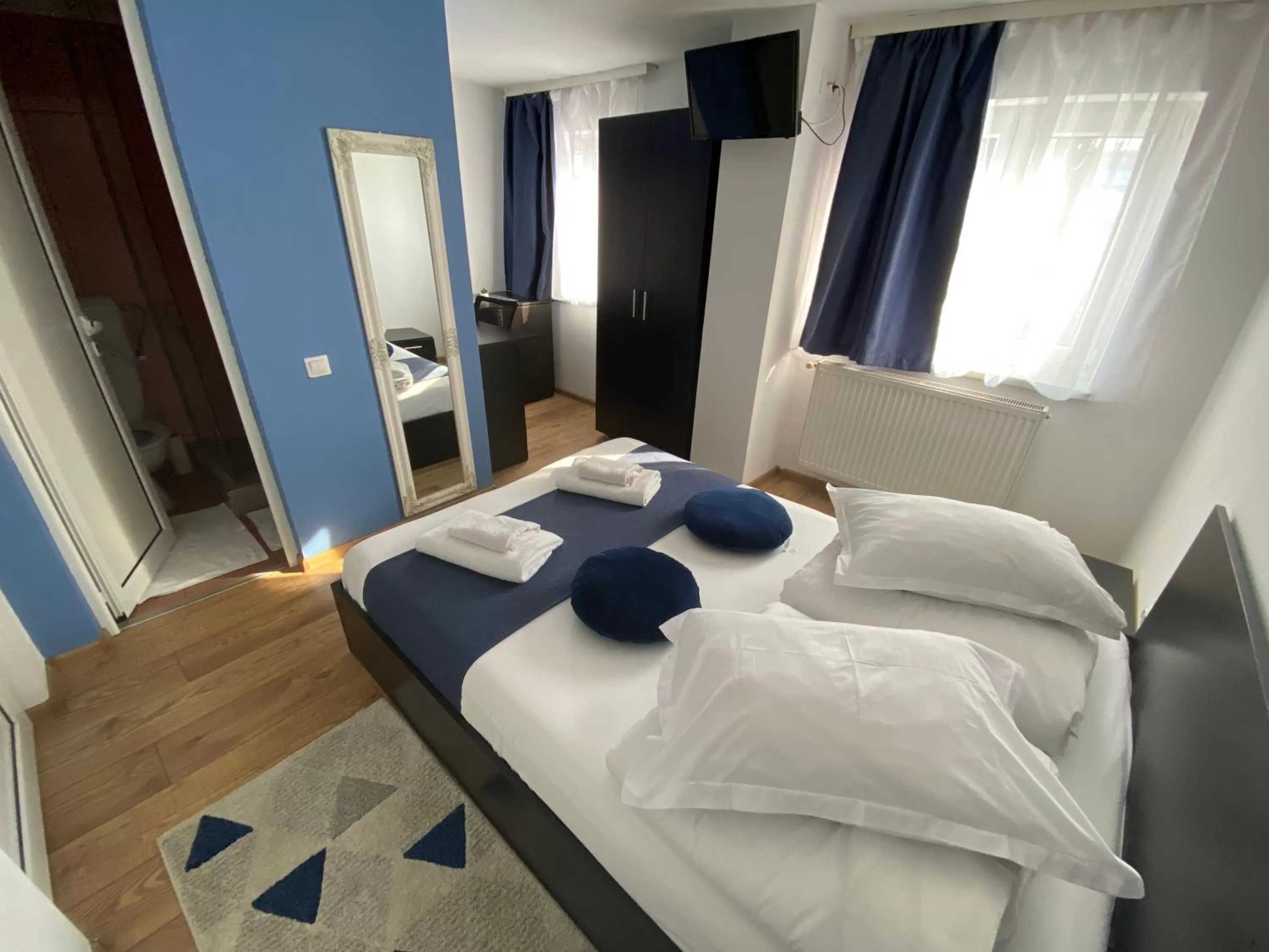 Bed in Pensiunea Pictorilor