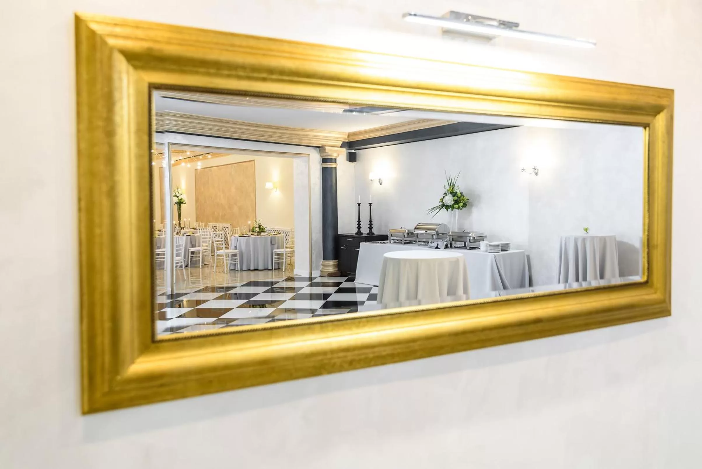 Restaurant/places to eat in Hotel Capital with private wellness