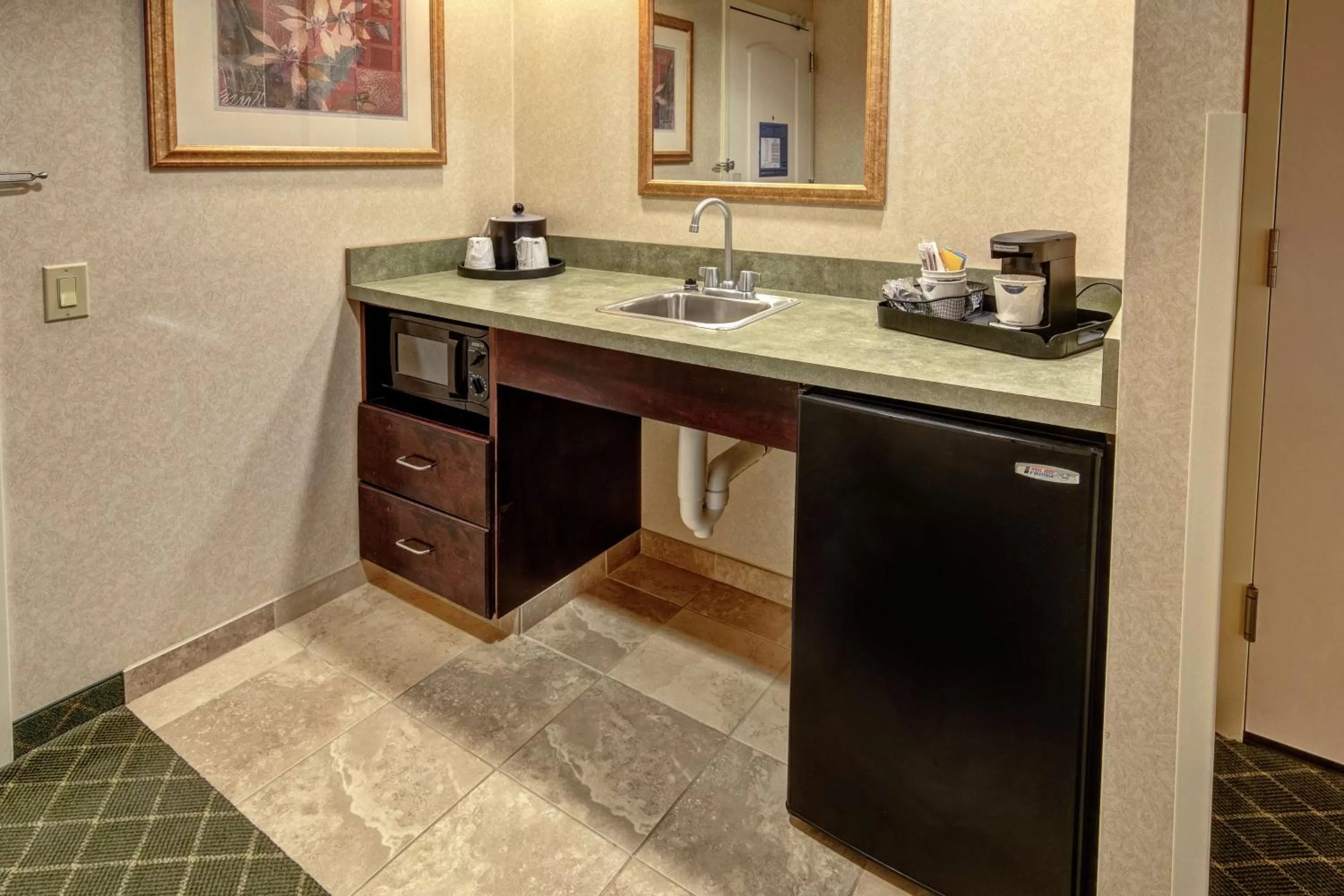 Kitchen or kitchenette in Hampton Inn Cambridge