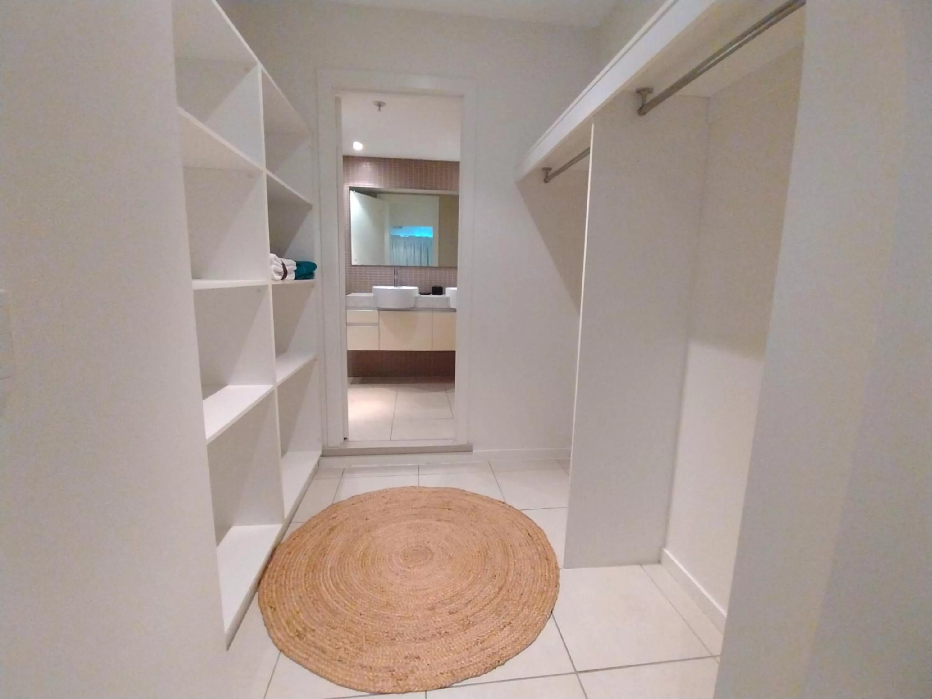 wardrobe, Bed in Darwin Harbour Suites