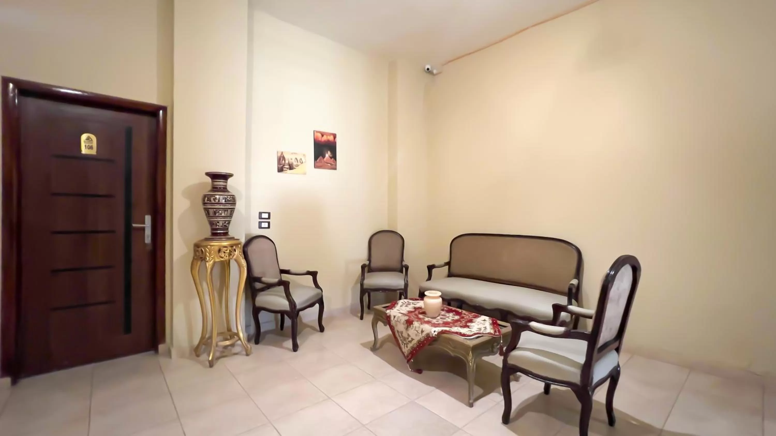 Seating Area in King Cheops Inn - Pyramid View