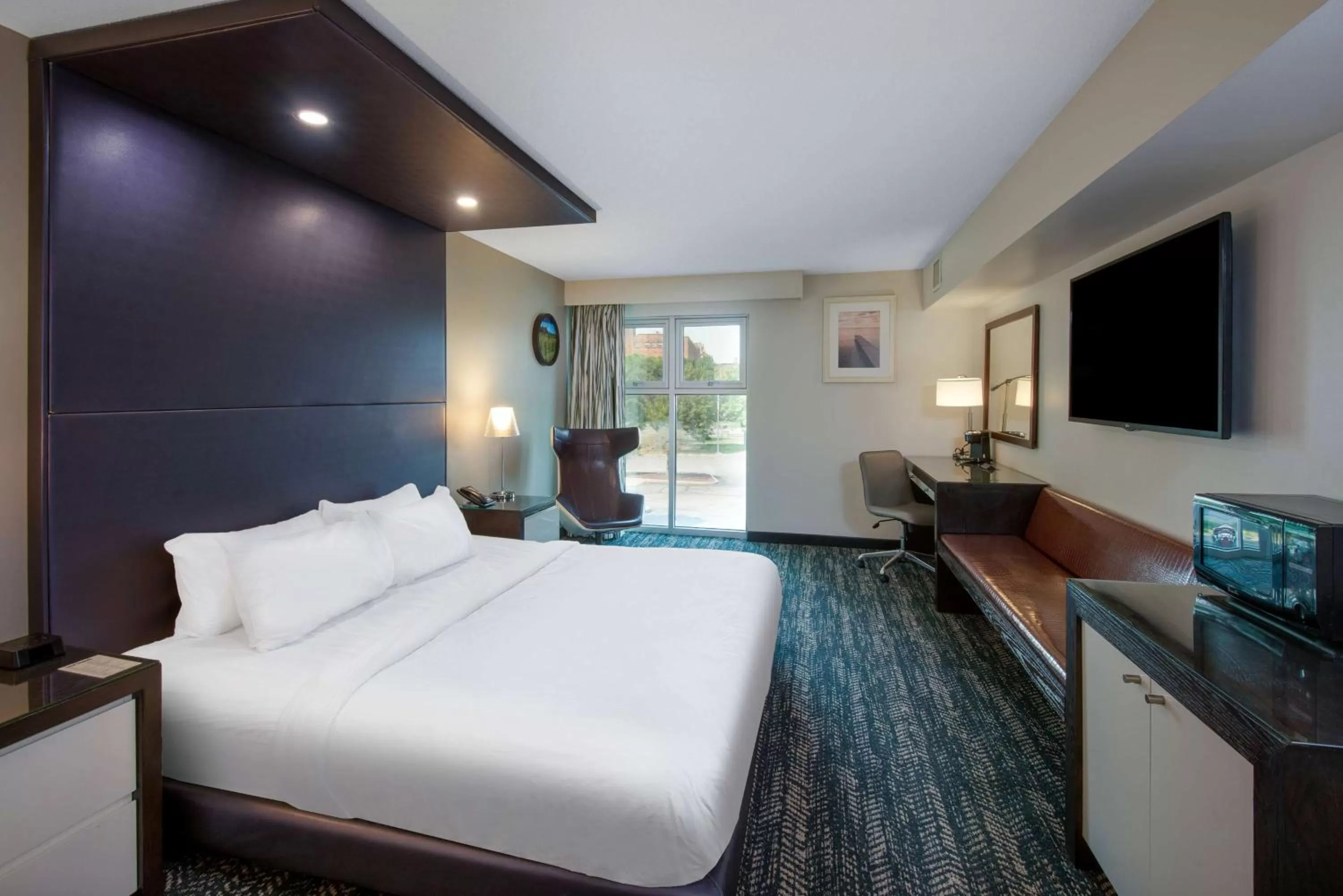 Photo of the whole room, Bed in 41 Lakefront Hotel, Trademark Collection by Wyndham