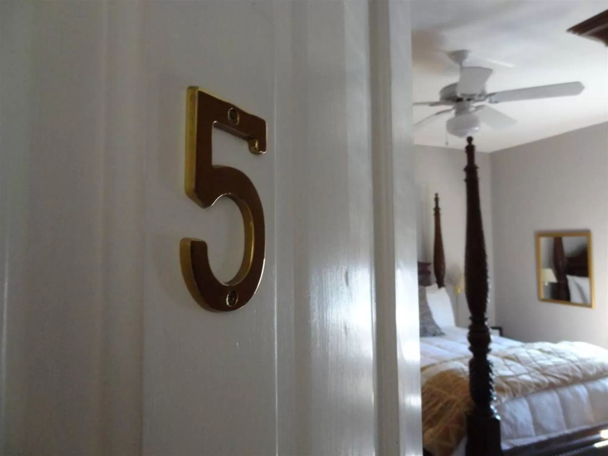 Decorative detail, Bathroom in Nestle Inn