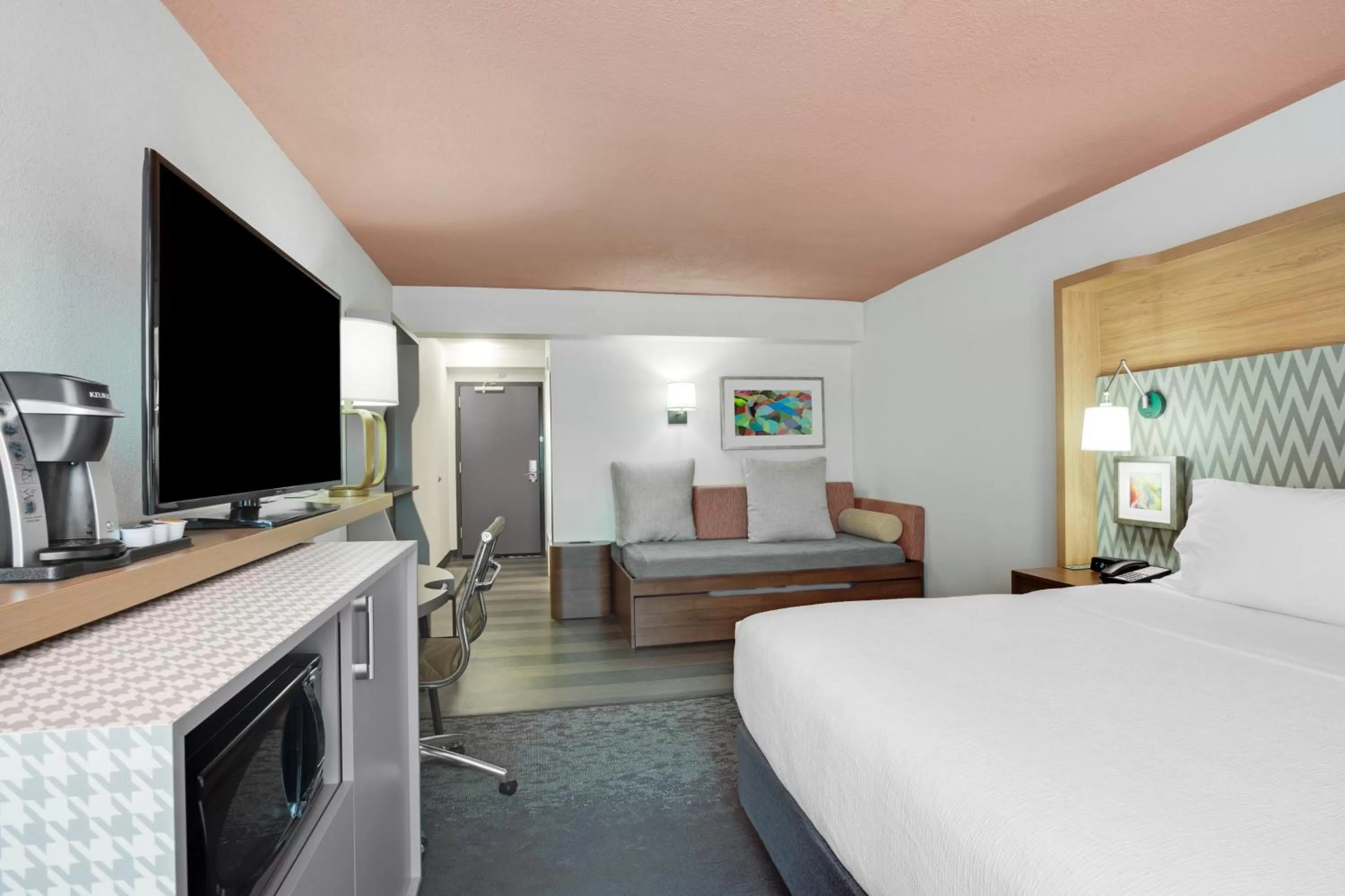 Photo of the whole room, Bed in Holiday Inn Roanoke Airport - Conference CTR by IHG