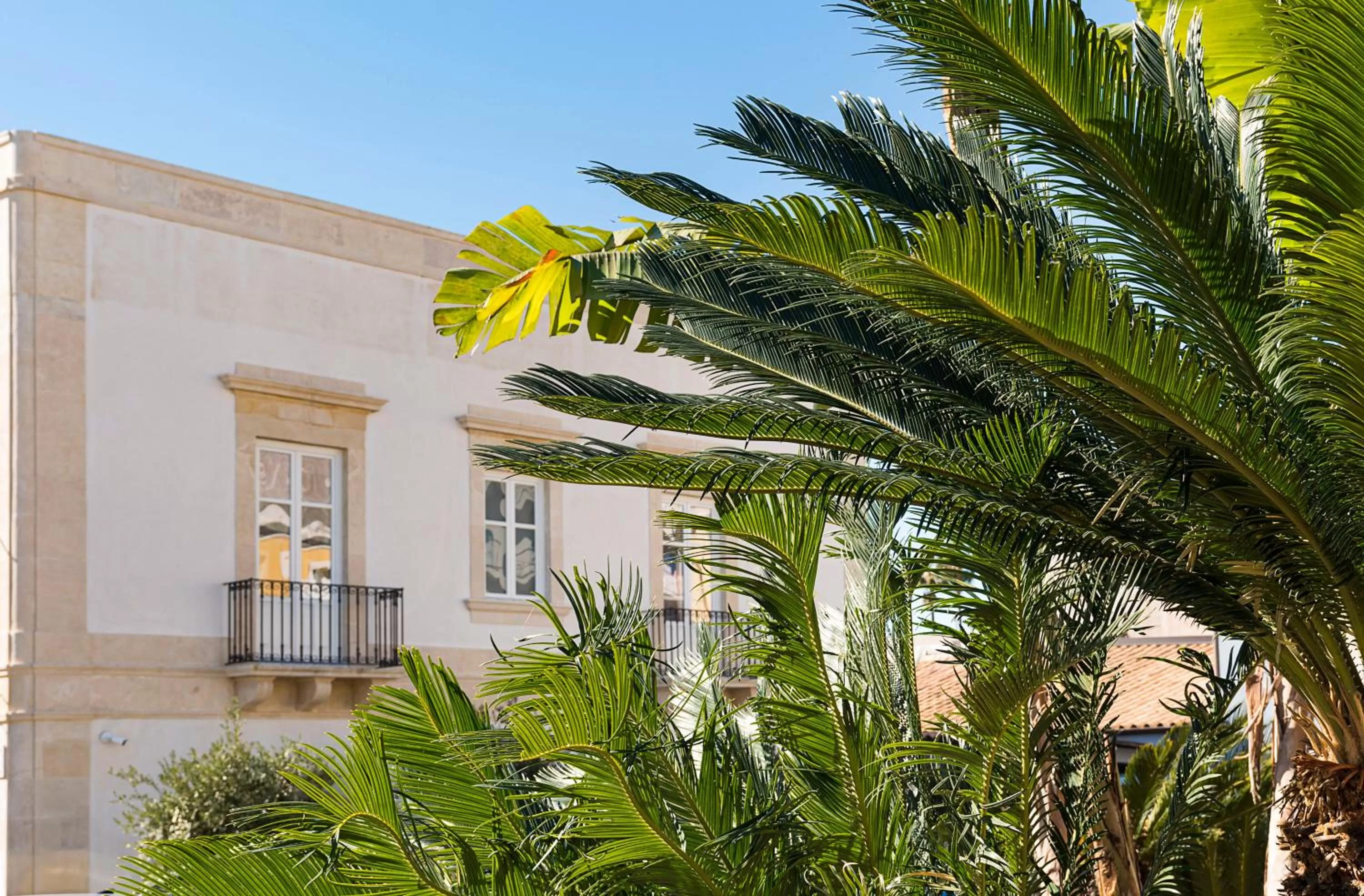 Property building in Byssus Suites