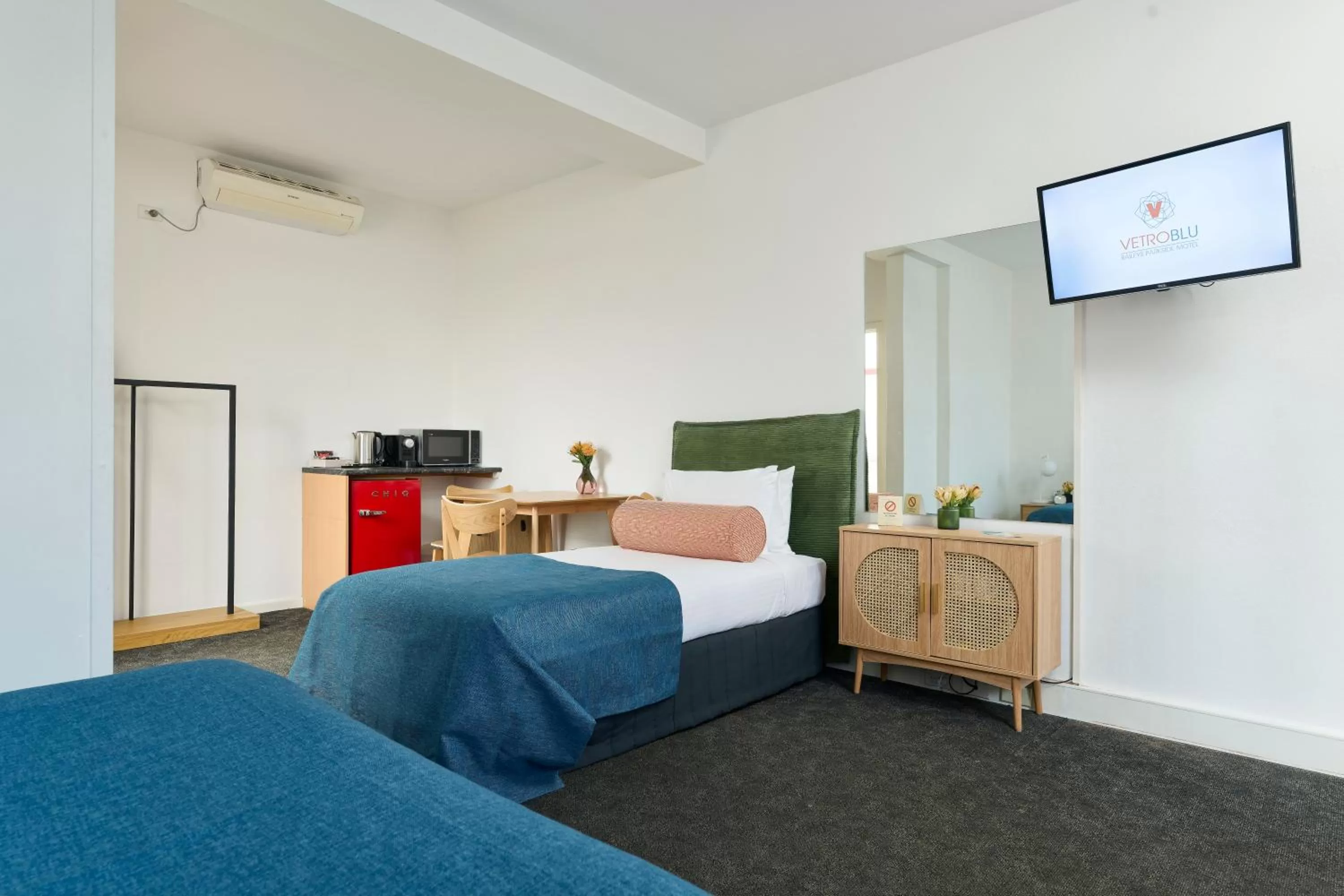 Bed in Baileys Parkside Motel by VetroBlu