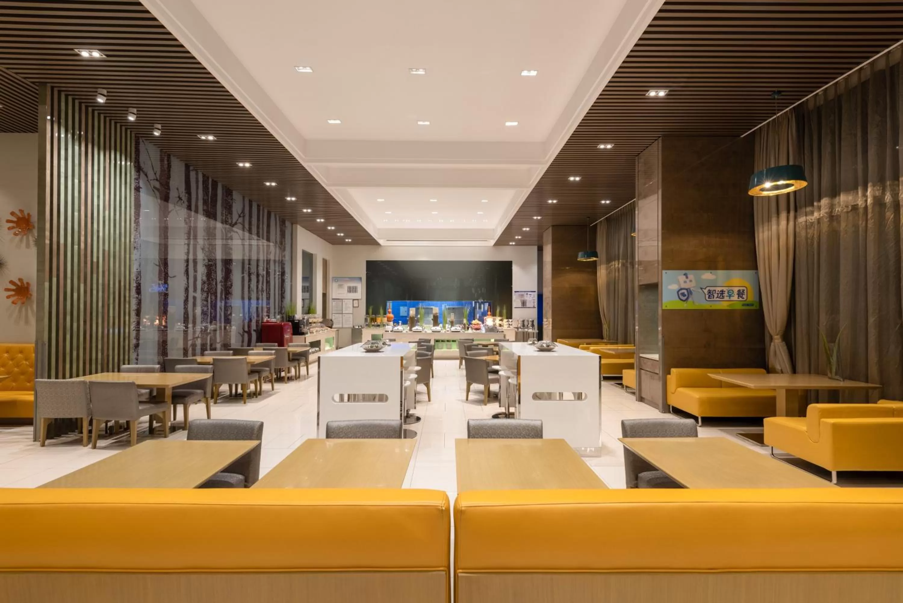 Restaurant/places to eat in Holiday Inn Express Beijing Yizhuang by IHG