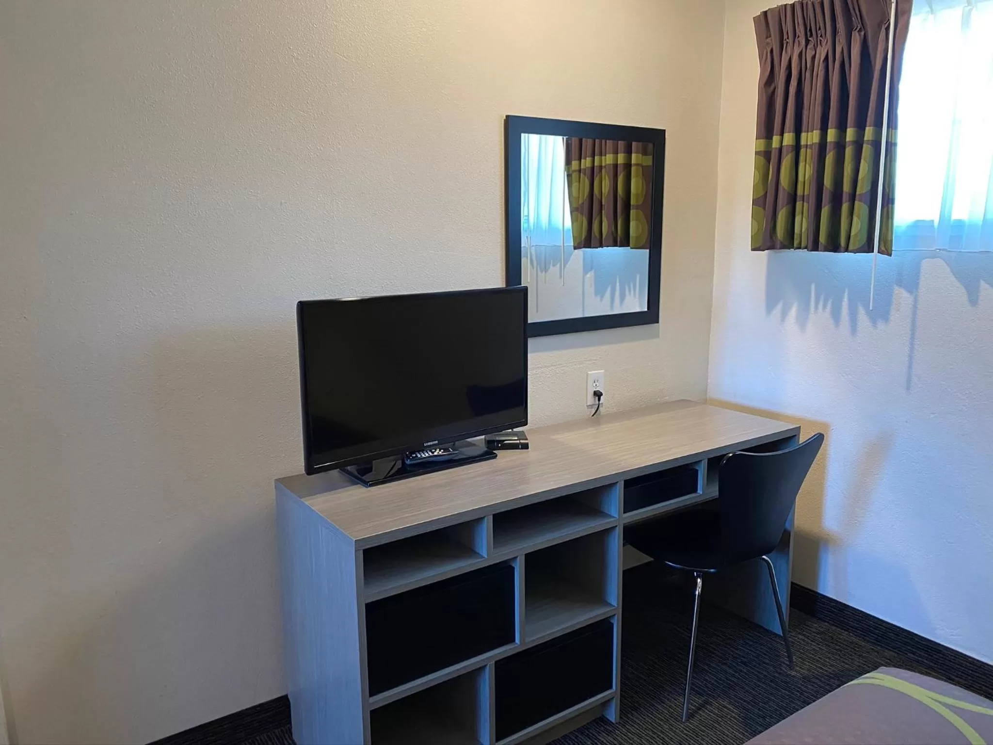 TV and multimedia in Super 8 by Wyndham Monterey