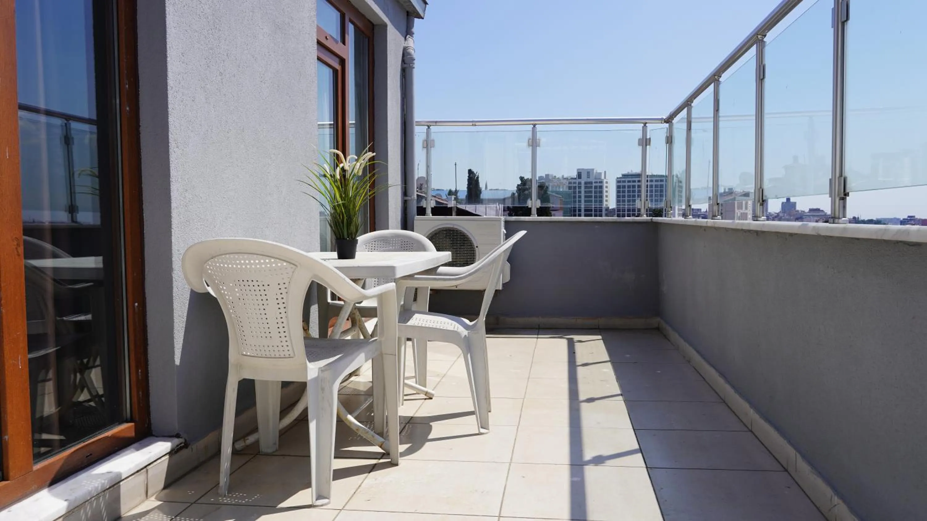 Day in Overland Residence