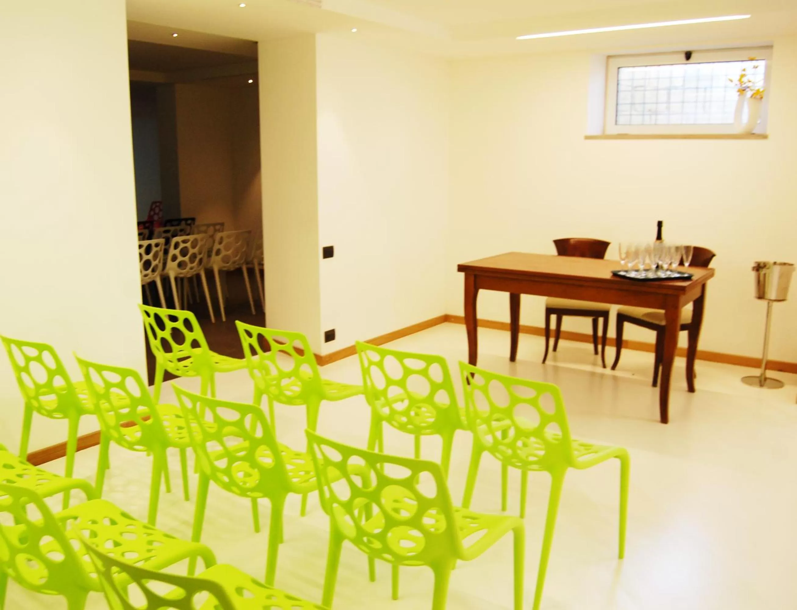 Business facilities in Kalos Relais