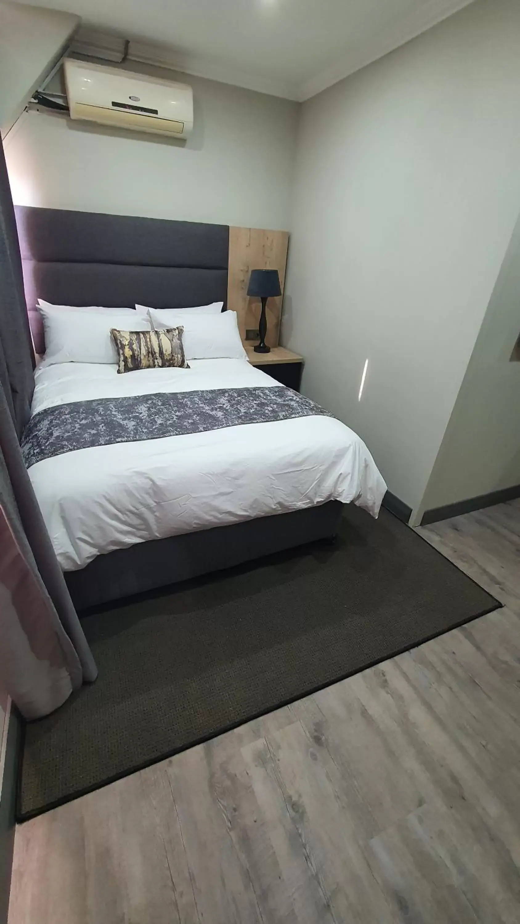 Budget Single Room in Luxe on Ridge Boutique Hotel Budget Single Room in Luxe on Ridge Boutique Hotel