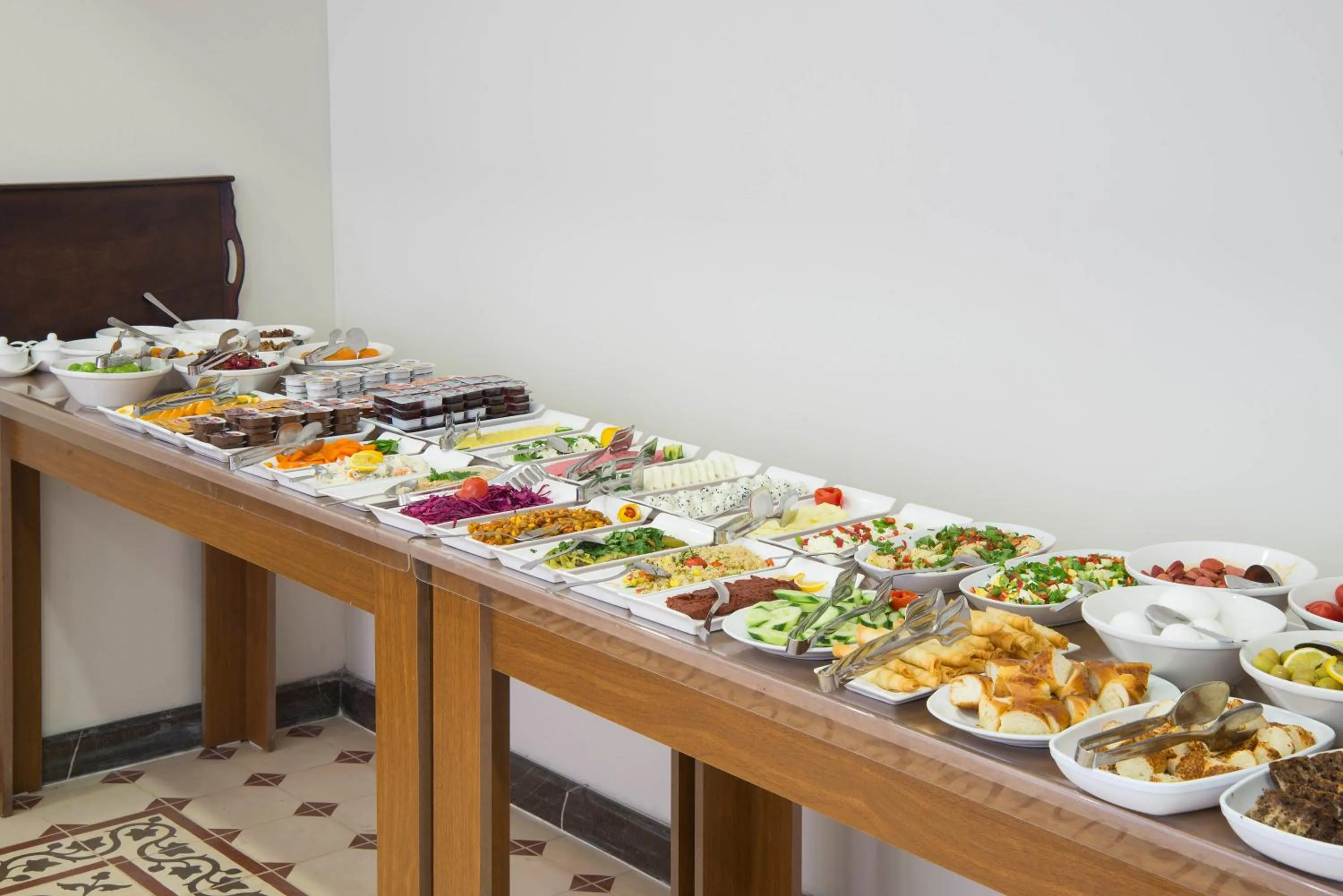 Food and drinks in Lalinn Hotel