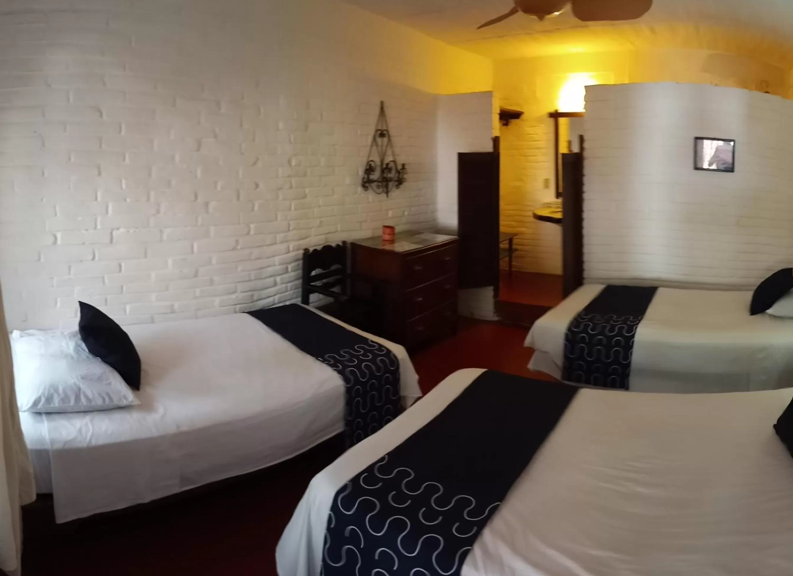 Photo of the whole room, Bed in Hotel Mision, Acapulco centro