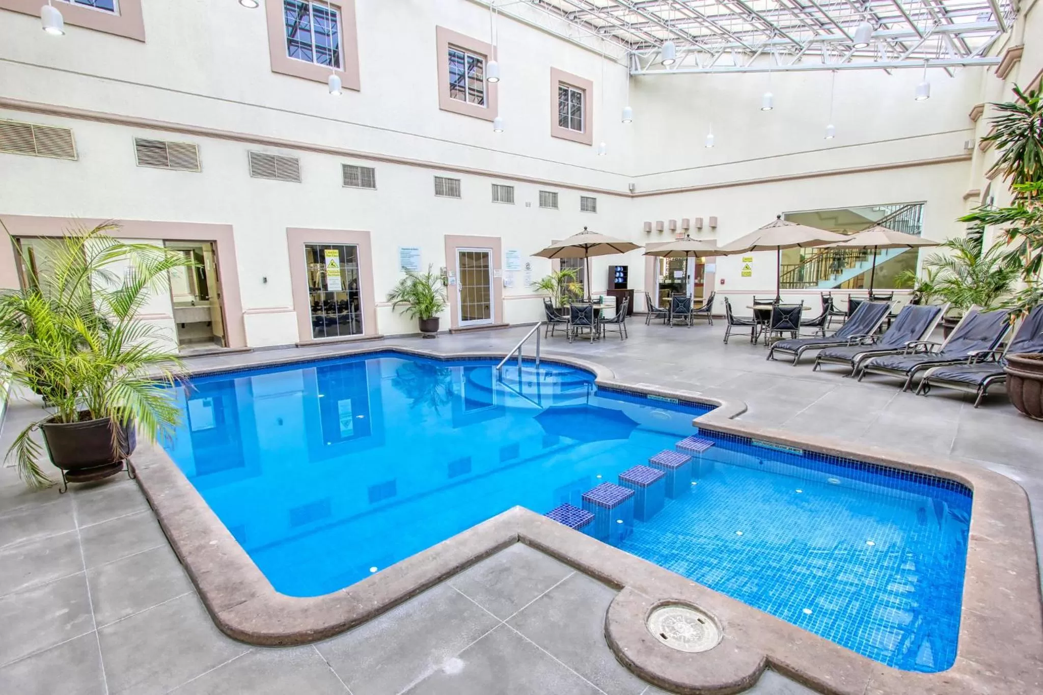 Swimming pool in Holiday Inn Leon-Convention Center by IHG