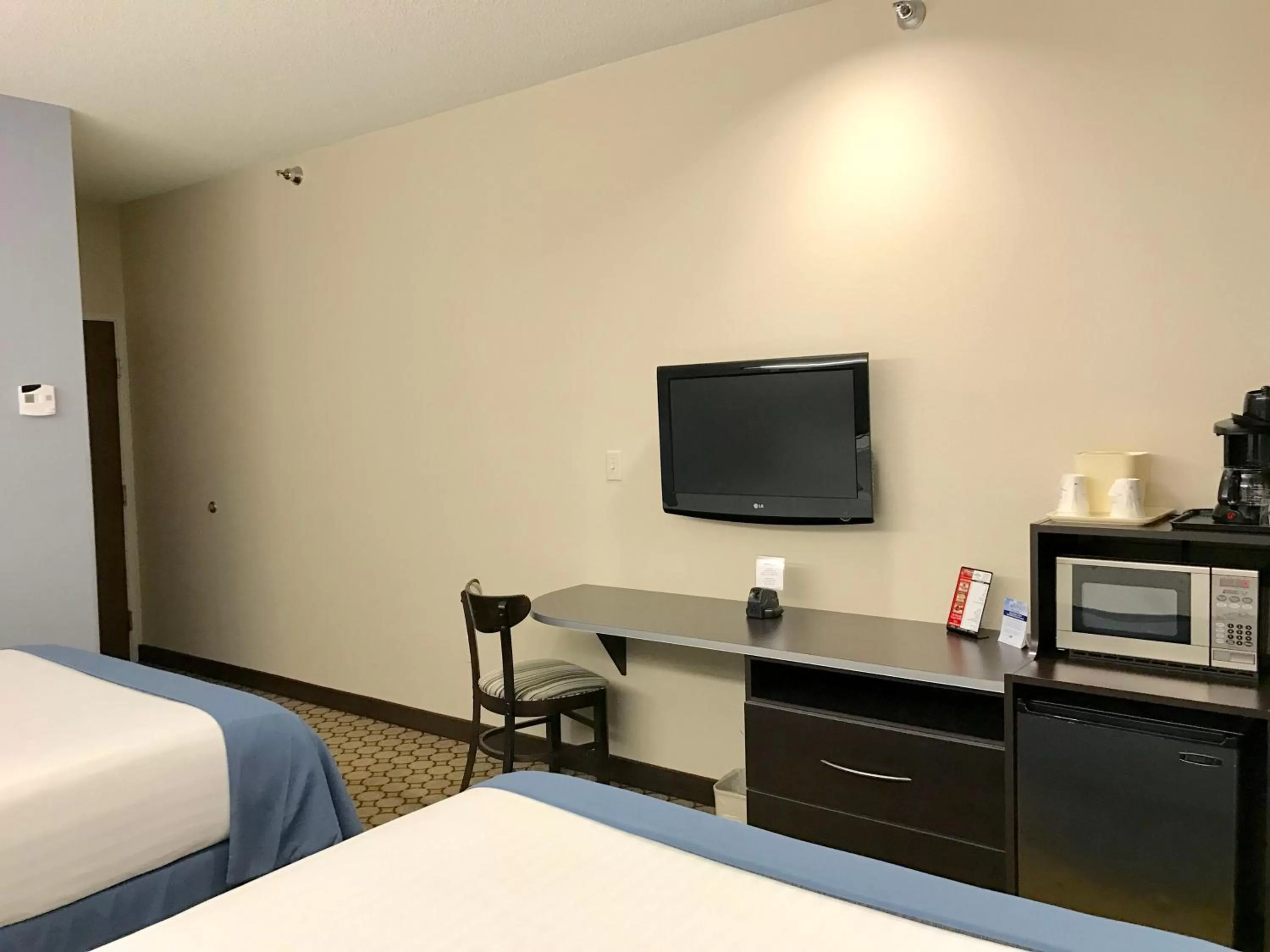 TV and multimedia, Bed in Microtel Inn and Suites Elkhart