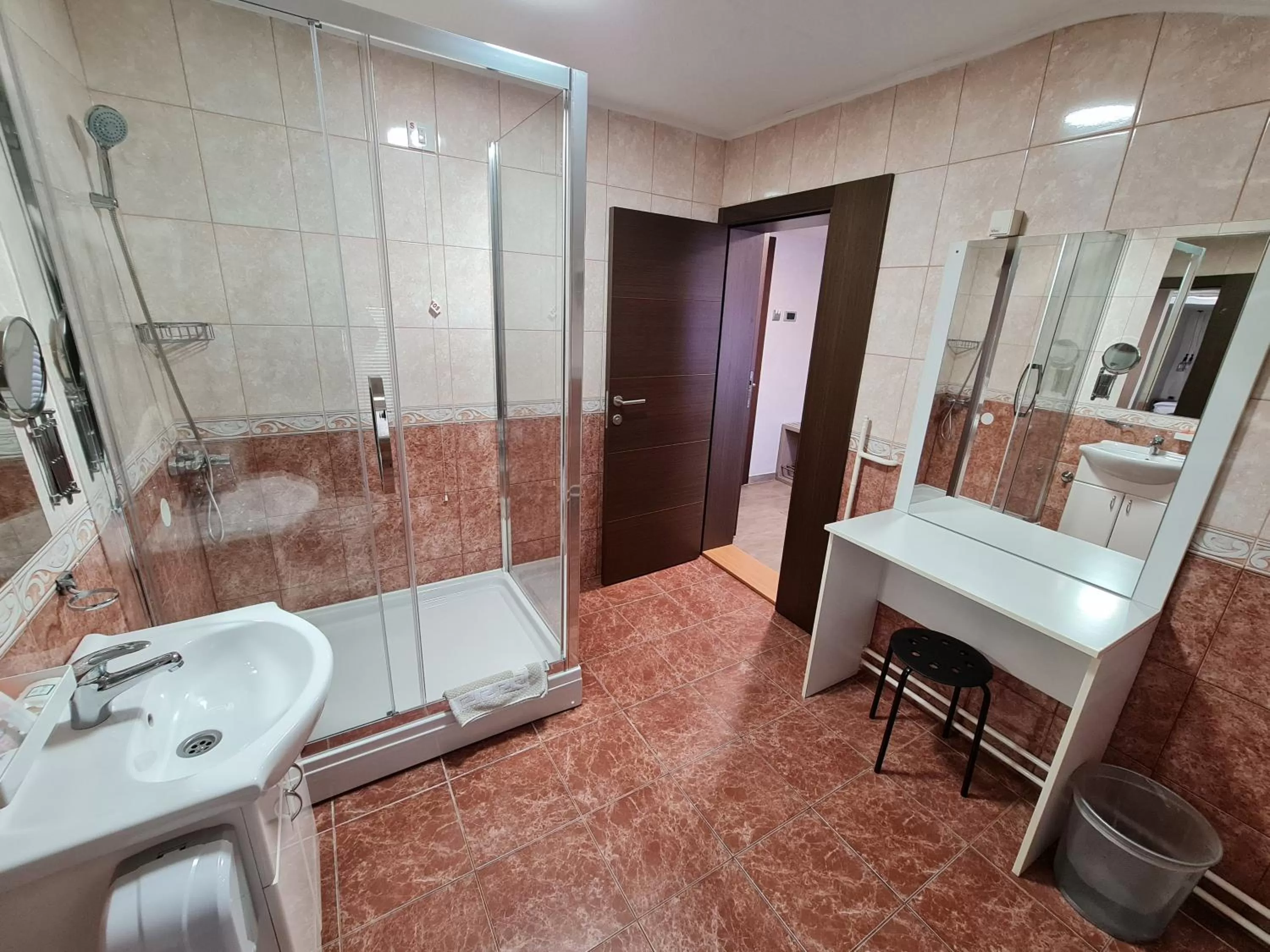 Property building, Bathroom in Hotel Fontana