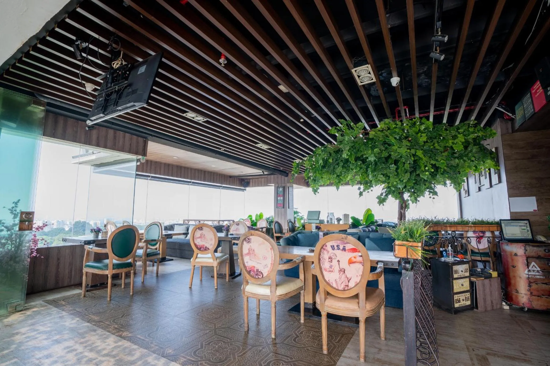 Restaurant/places to eat in Belviu Hotel Bandung