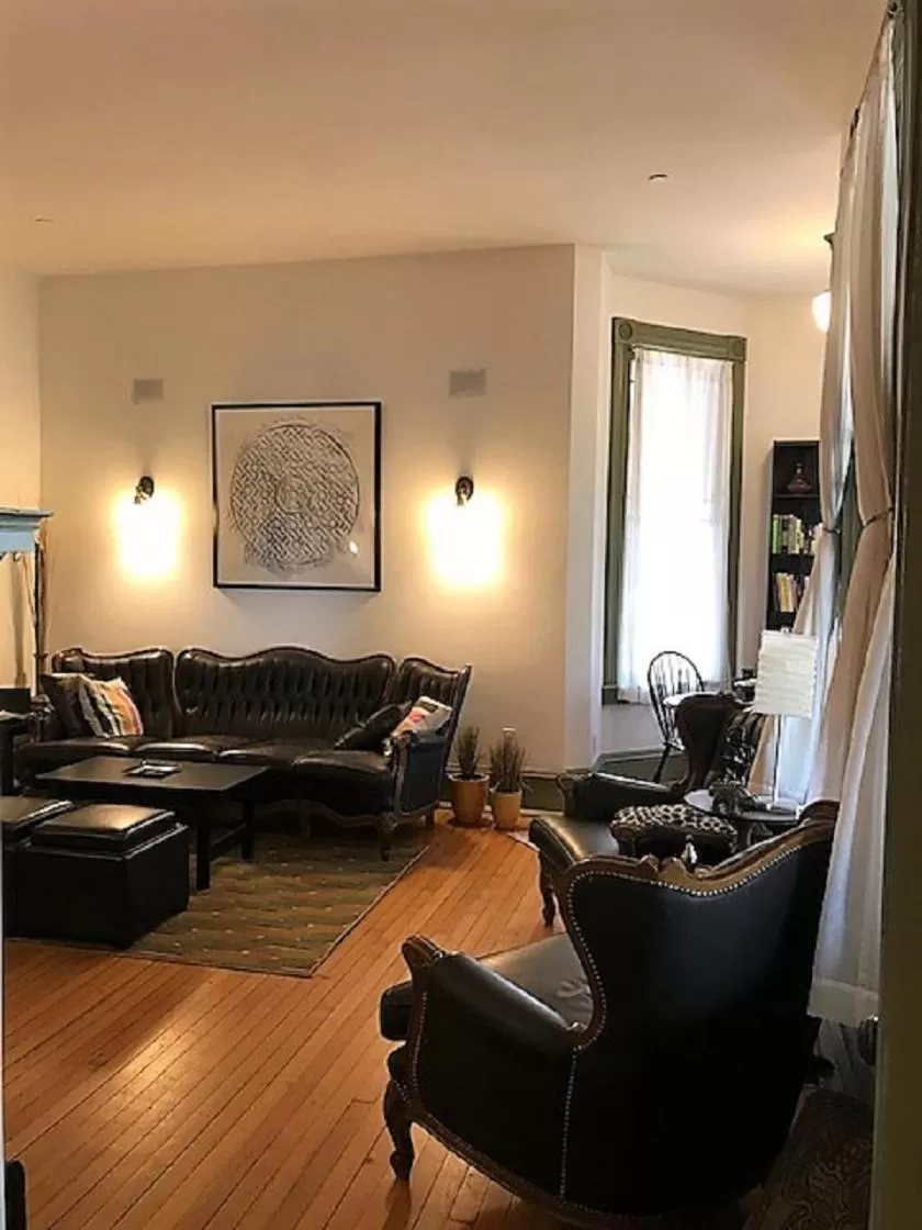 Communal lounge/ TV room in Hummingbird Inn