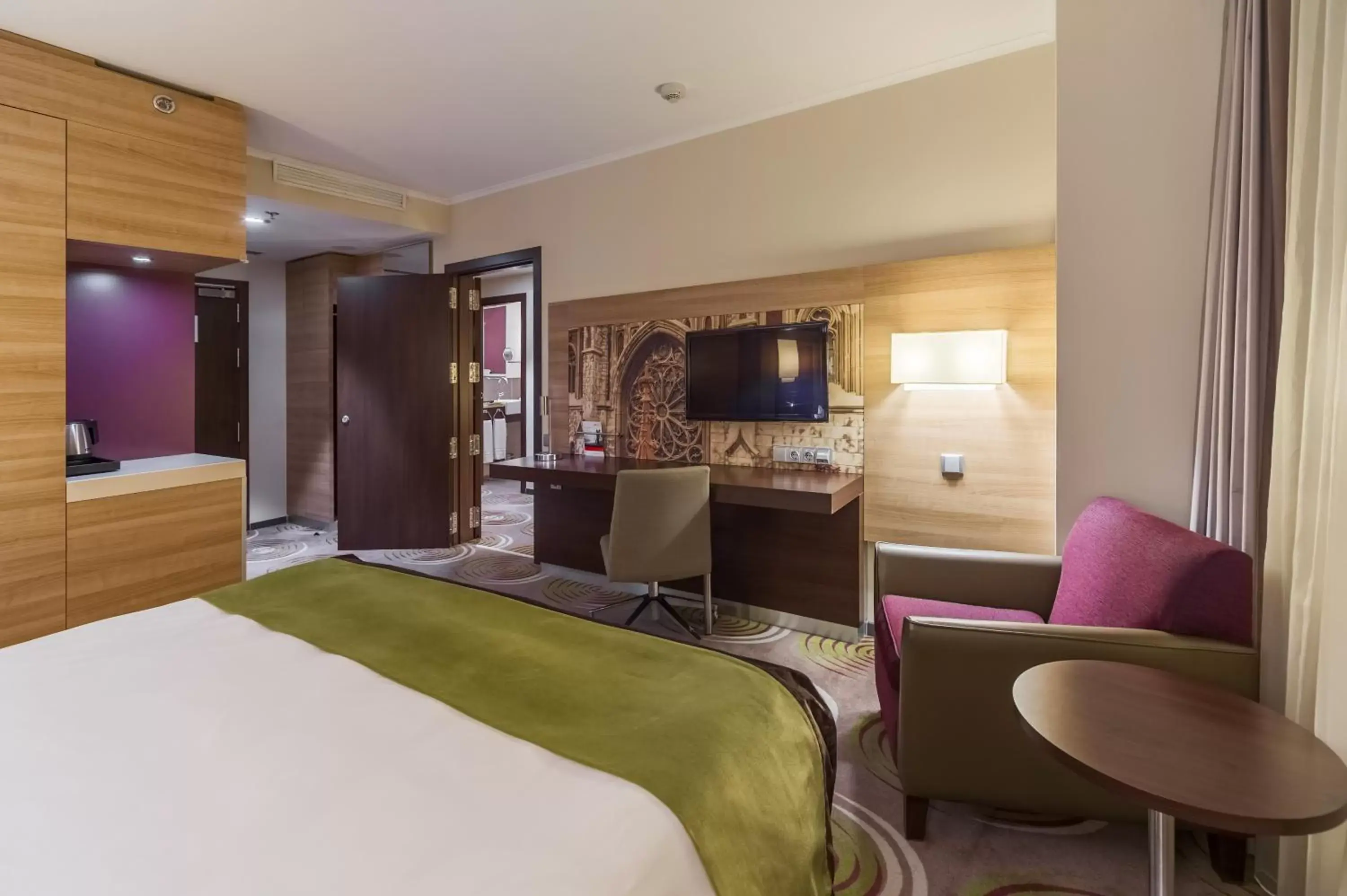 Two-Bedrooms with One King, Two Twin Beds and City View in Holiday Inn - Kyiv by IHG Two-Bedrooms with One King, Two Twin Beds and City View in Holiday Inn - Kyiv by IHG