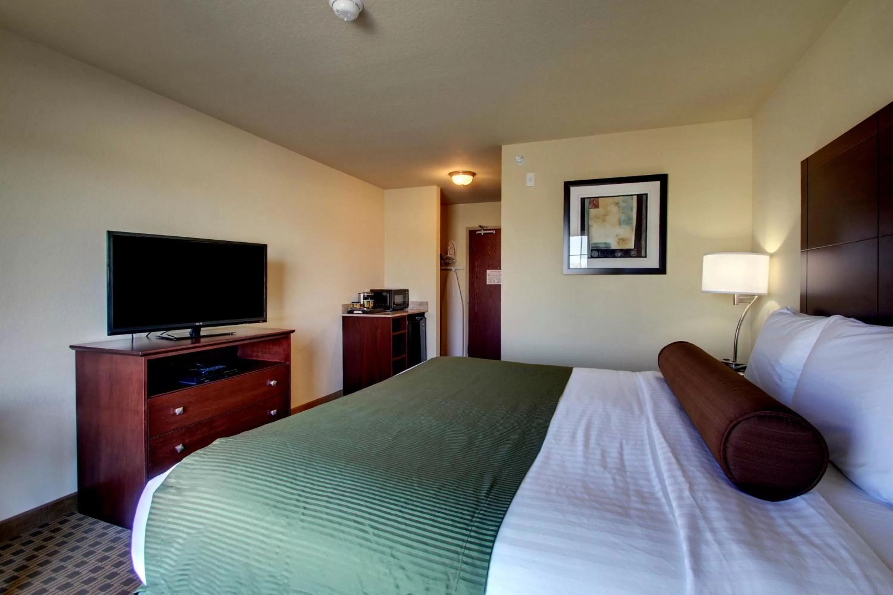 Bed in Cobblestone Inn & Suites - Rugby