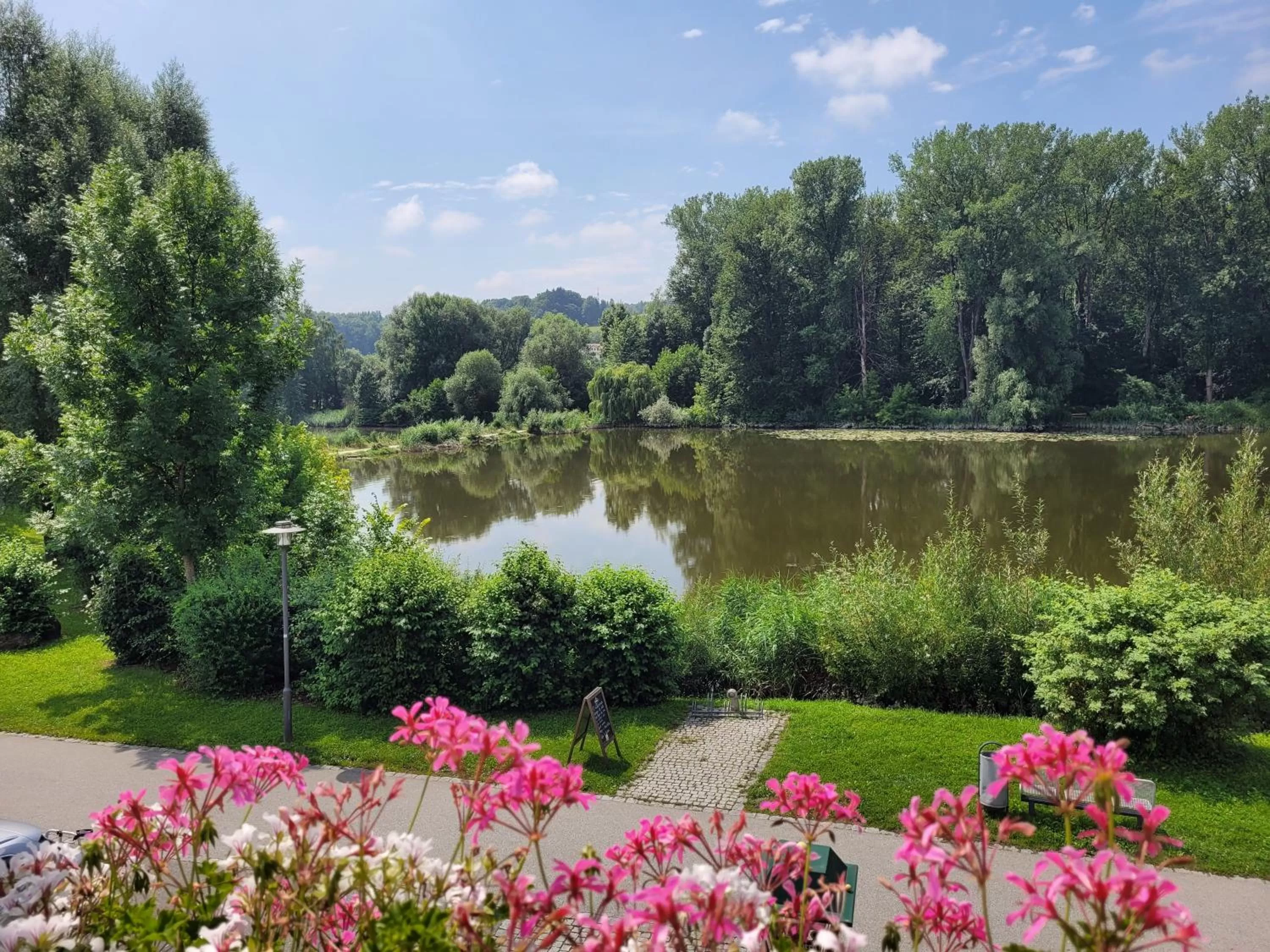 Lake view in Hotel Restaurant Zum Goldenen Anker mit Hallenbad