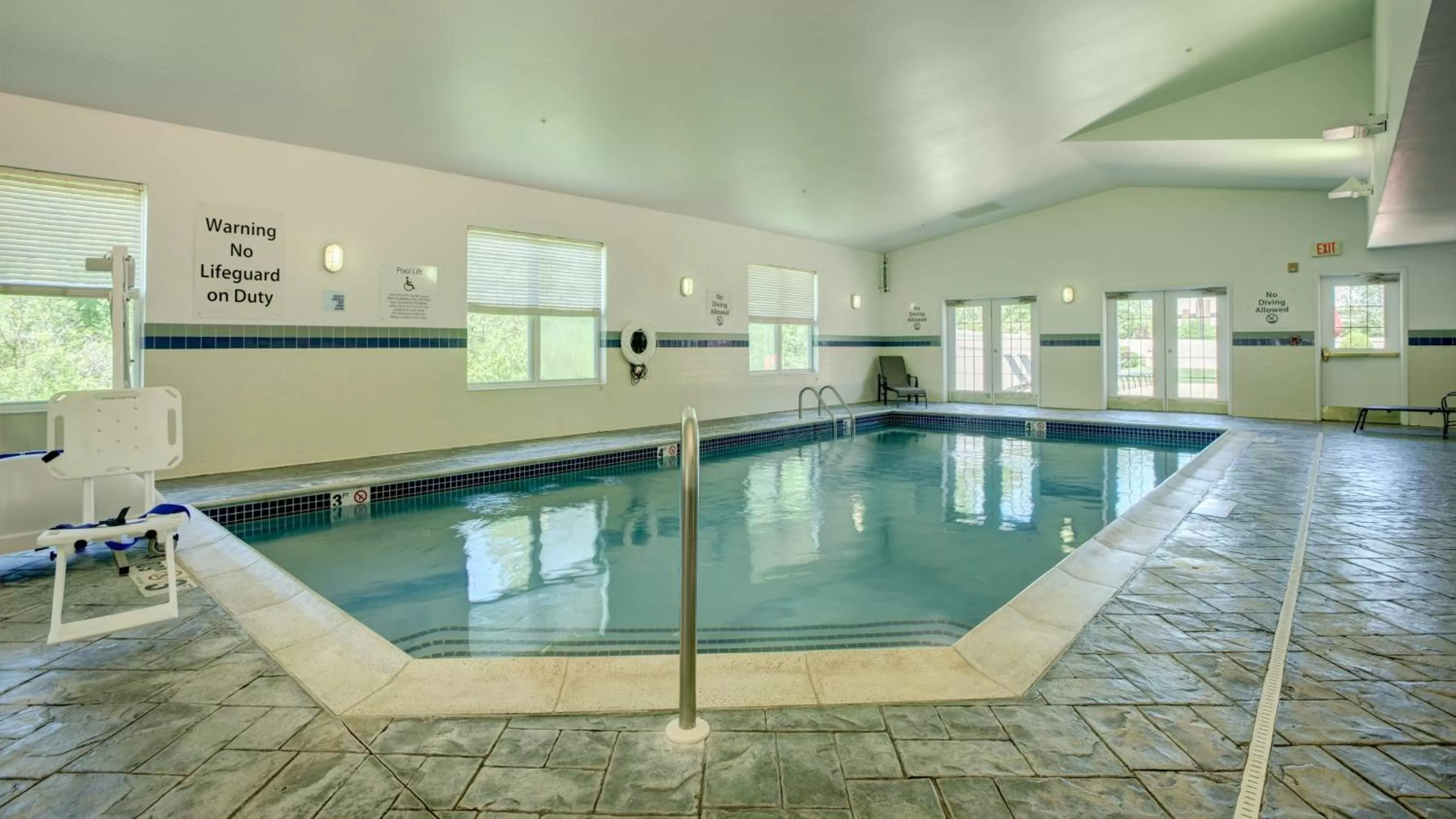 Swimming pool in Comfort Inn & Suites