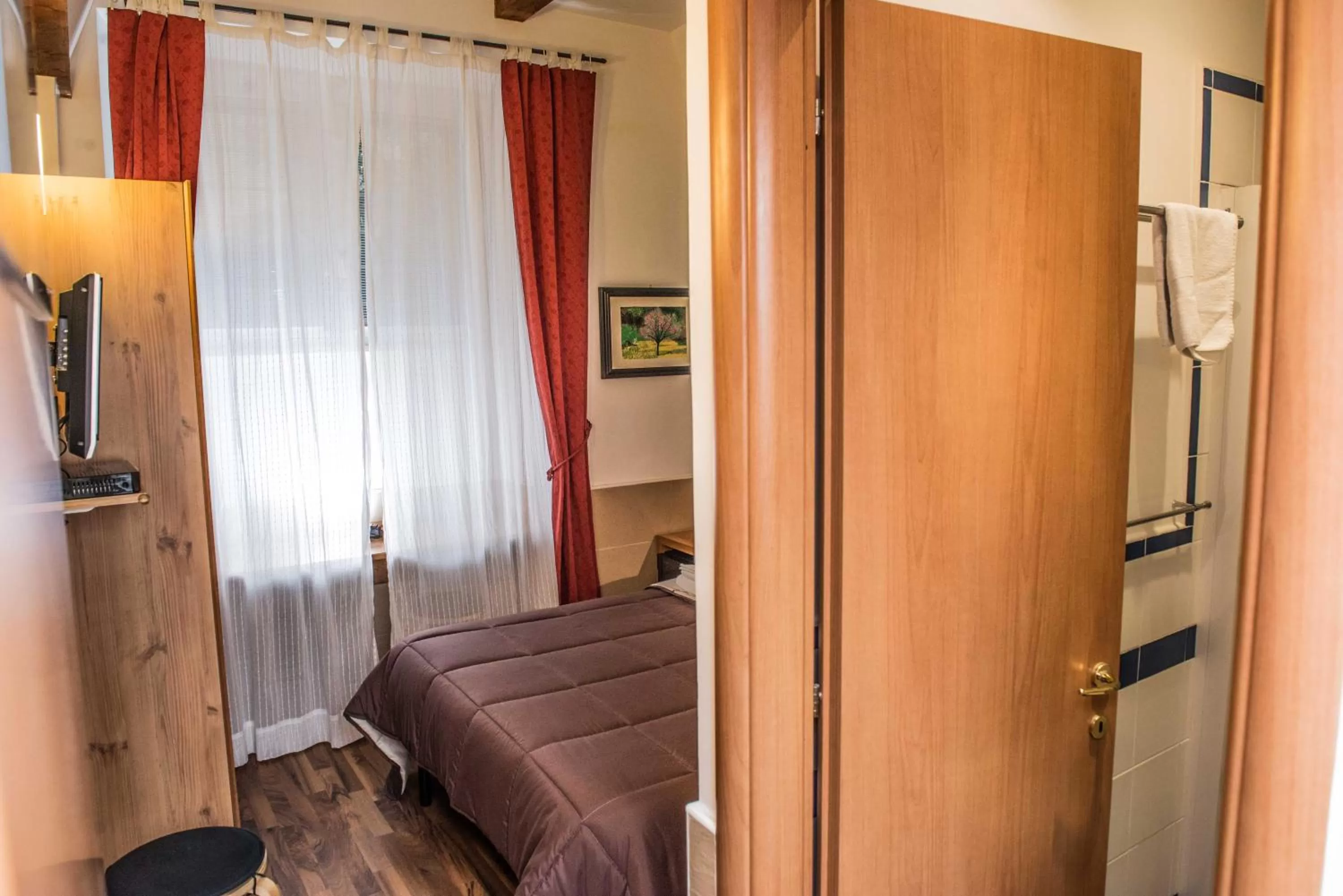 Photo of the whole room, Bed in San Peter Rome B&B