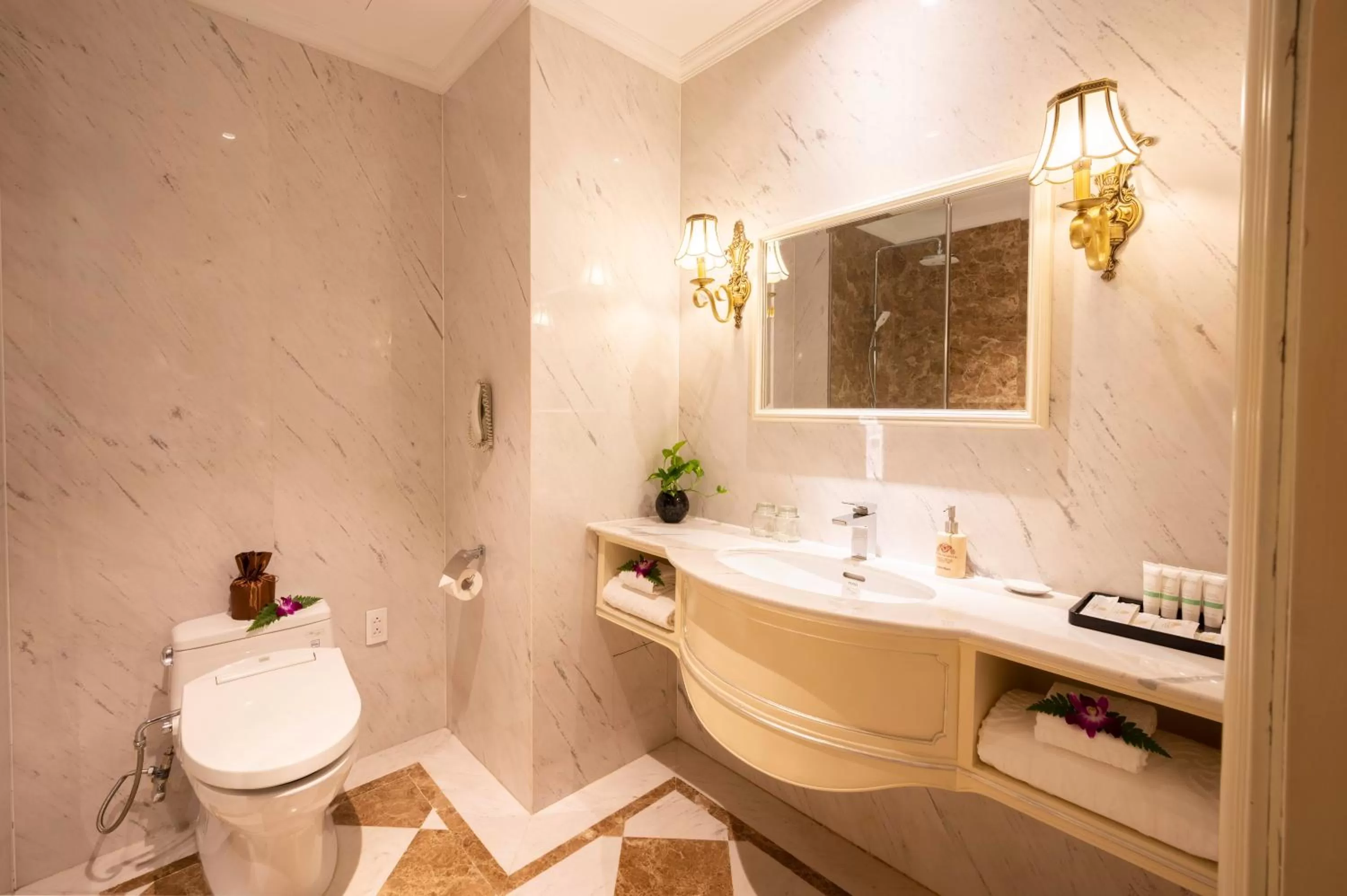 Shower in Hotel Majestic Saigon