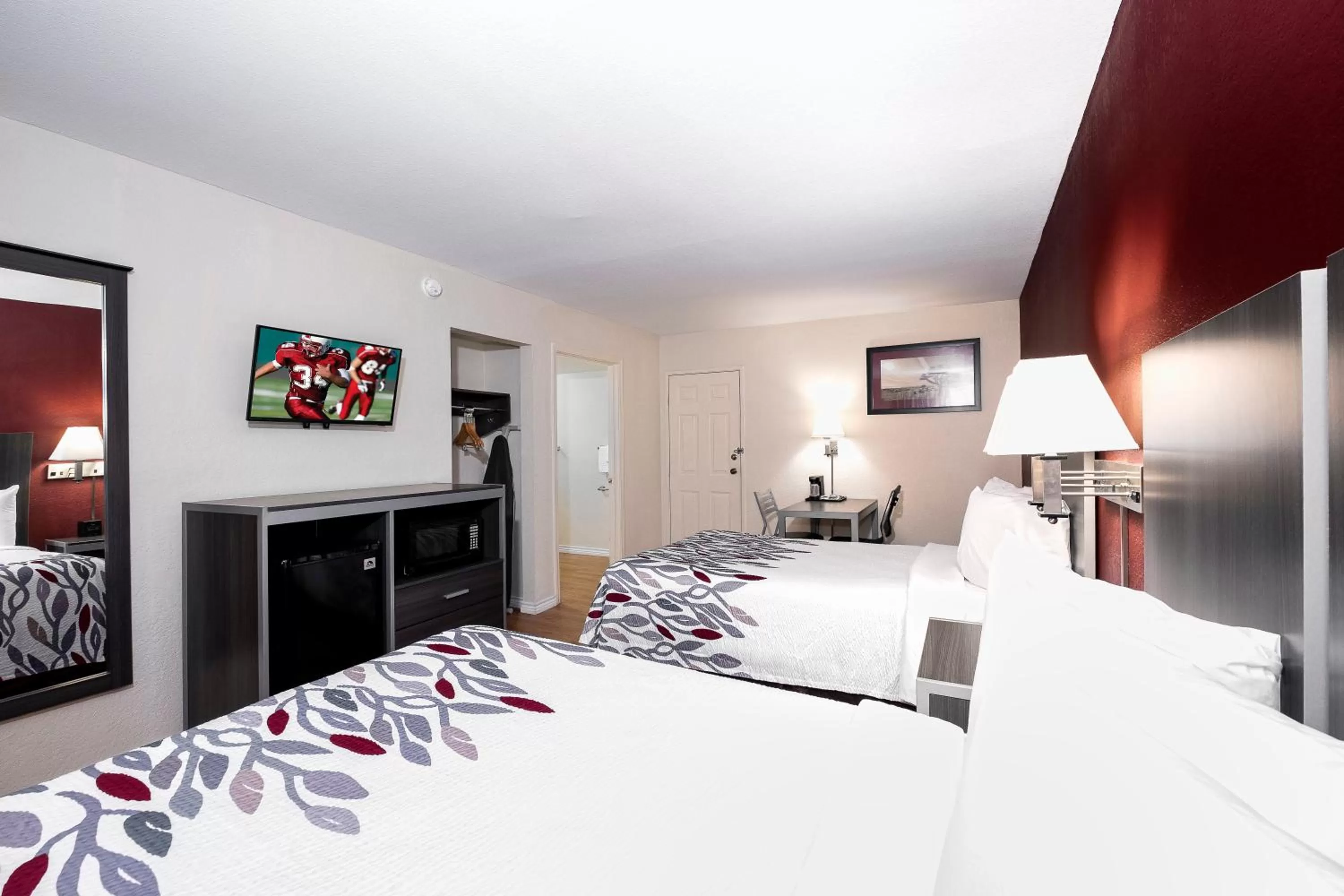 Photo of the whole room, Bed in Red Roof Inn Houston North - FM1960 & I-45