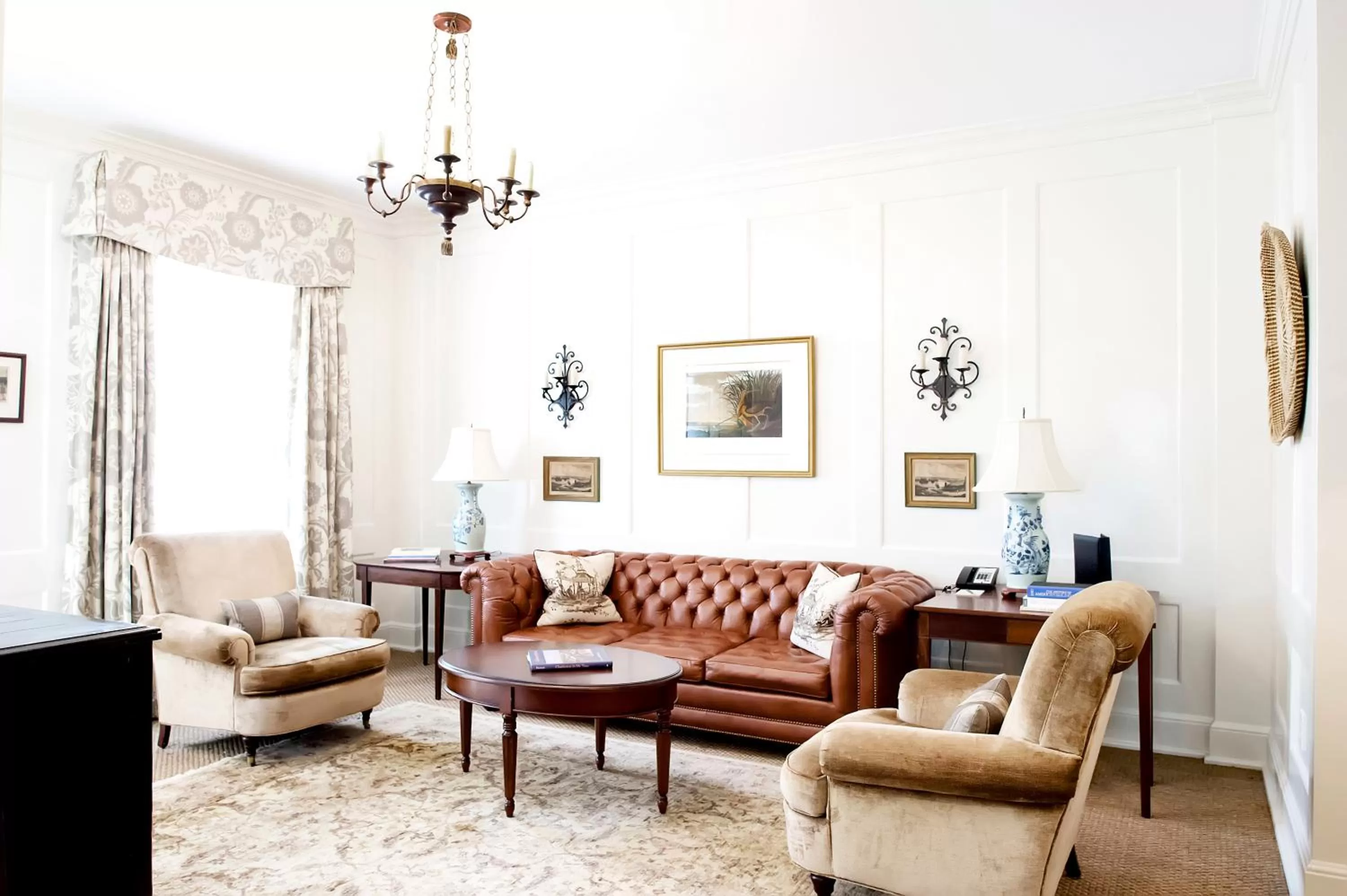 Living room in Planters Inn - Charleston