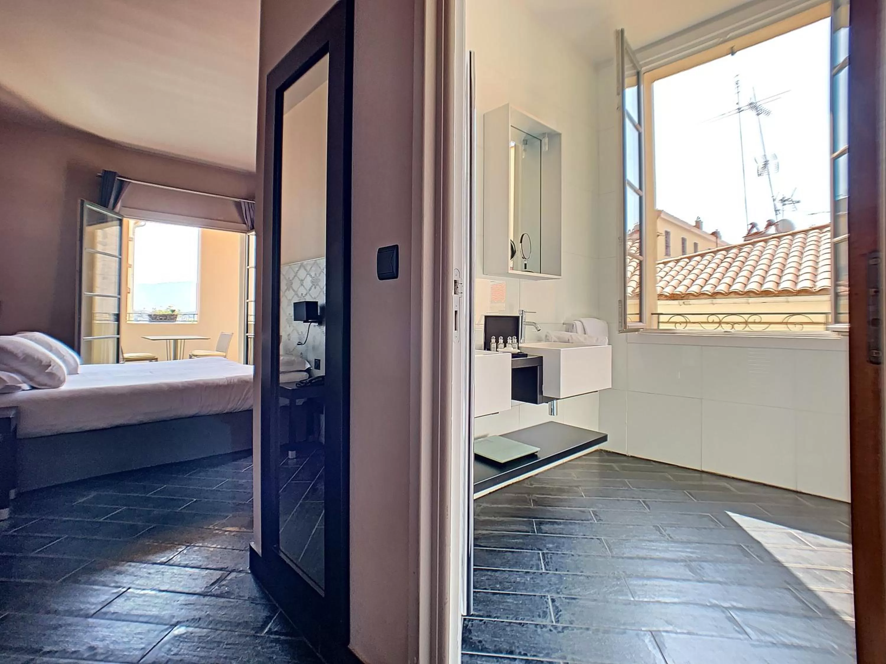 Bathroom, Bed in Hotel POZZO DI BORGO