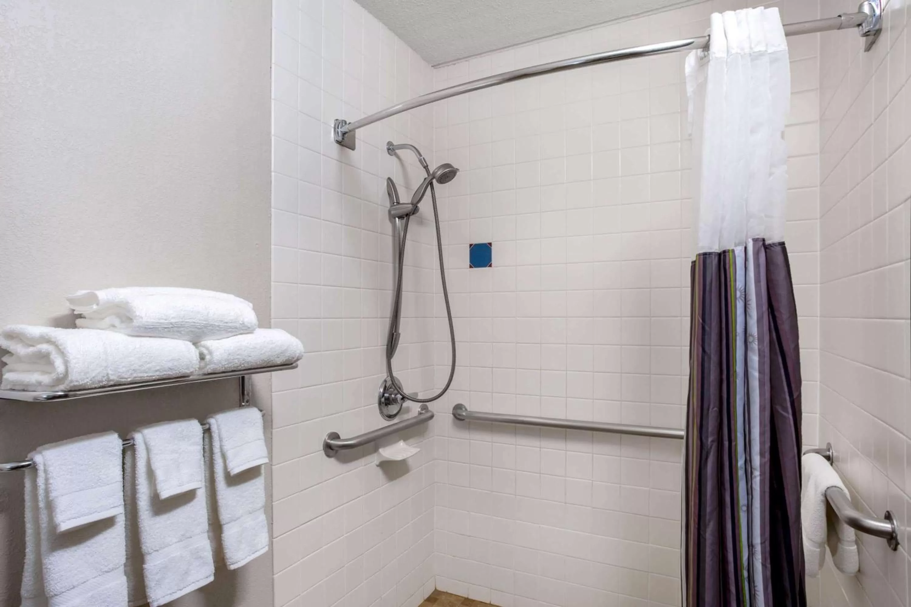 Shower in La Quinta Inn by Wyndham Binghamton - Johnson City