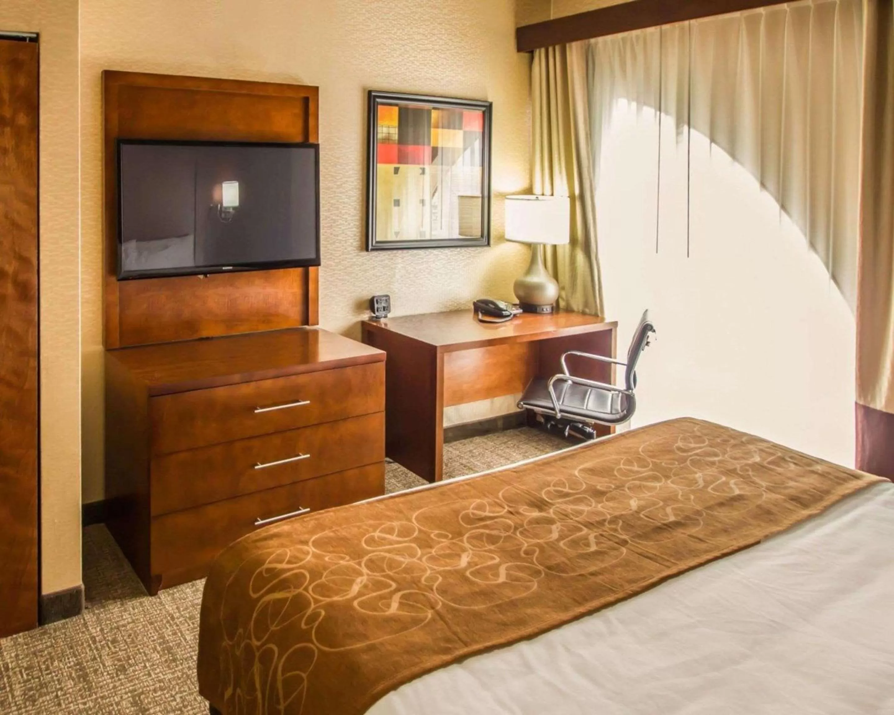 Photo of the whole room, Bed in Quality Suites NYC Gateway