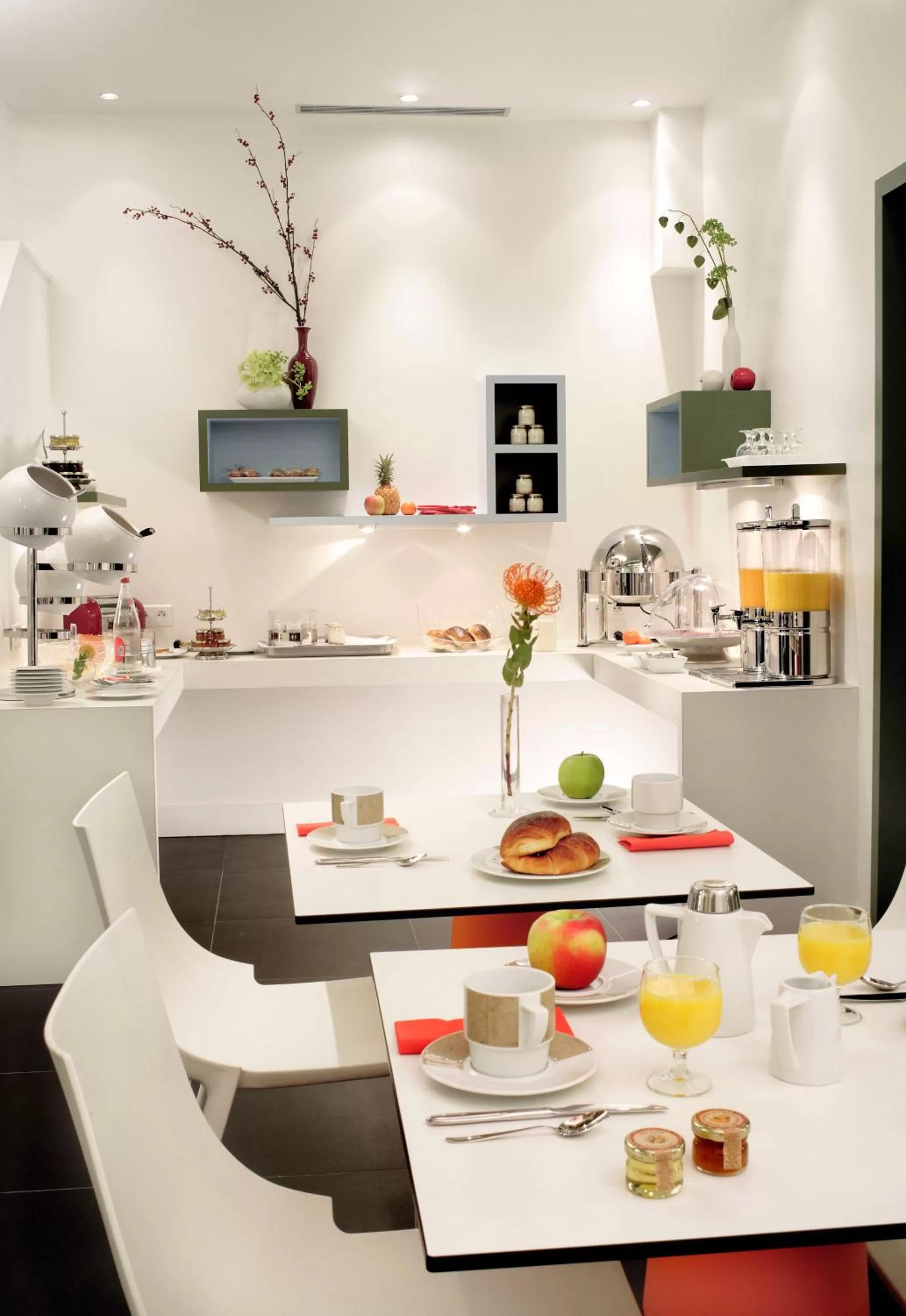 Restaurant/places to eat in Hotel Opéra Opal