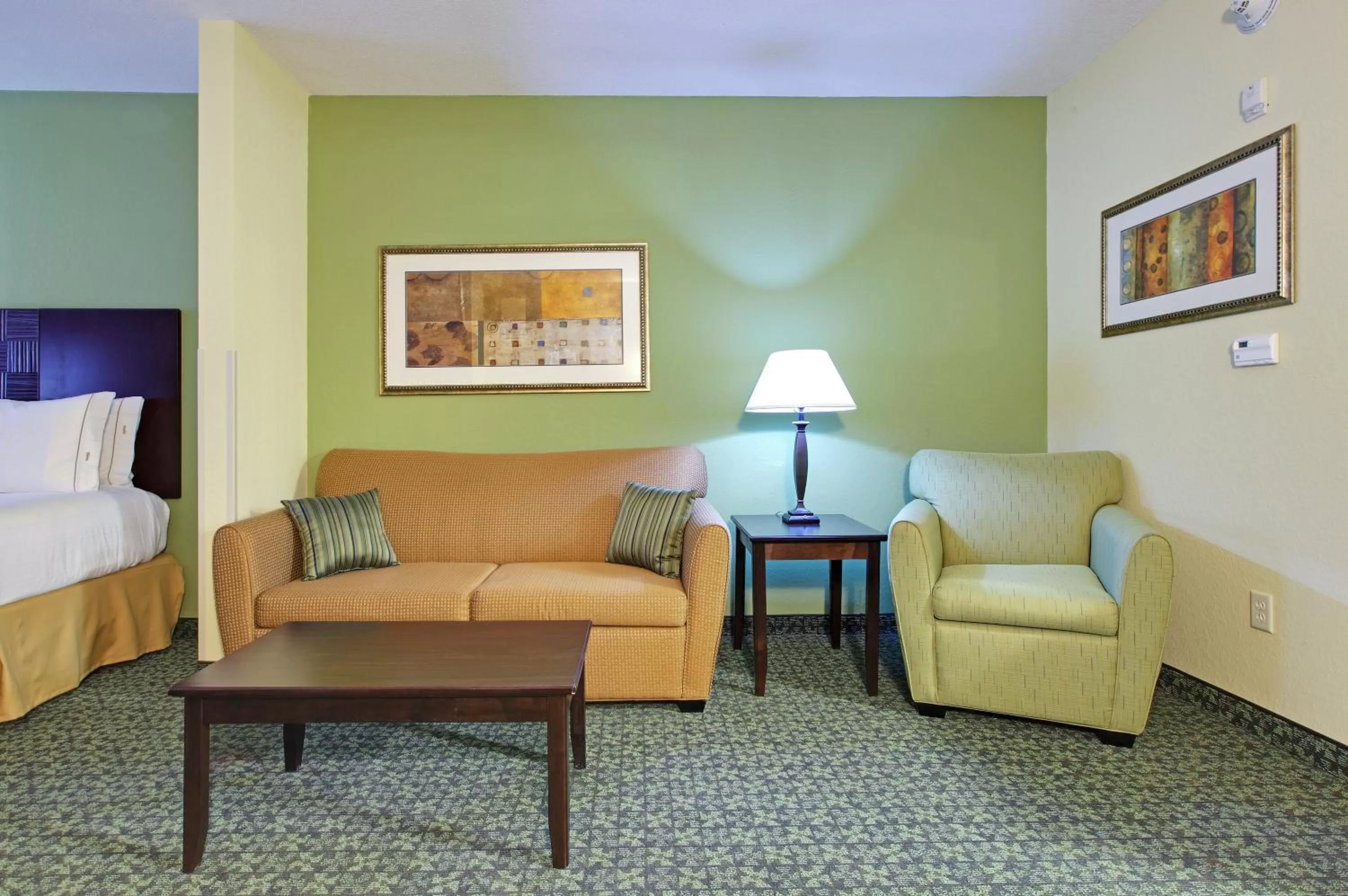 Photo of the whole room, Bed in Holiday Inn Express & Suites Covington by IHG