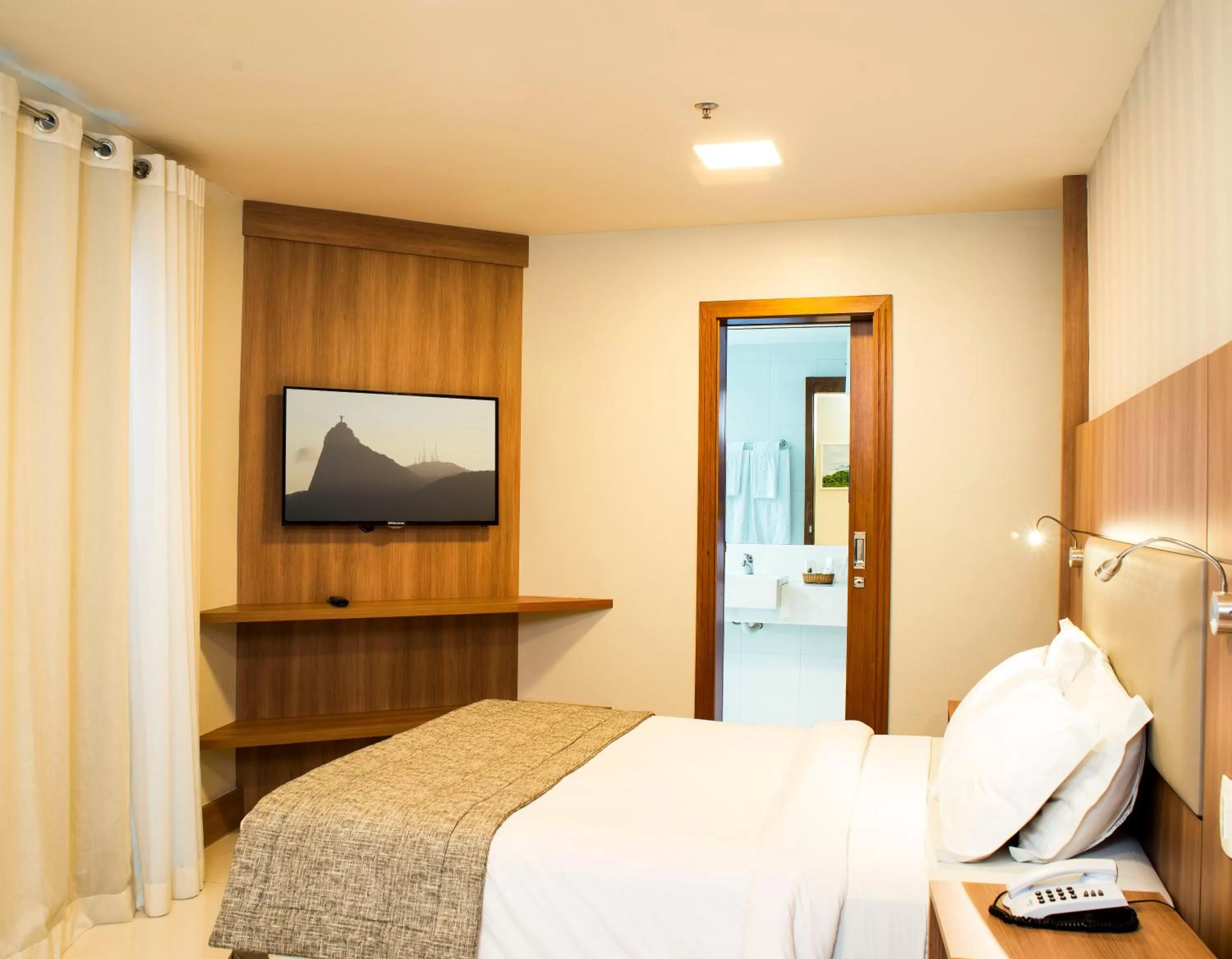 Photo of the whole room, Bed in Hotel Astoria Copacabana