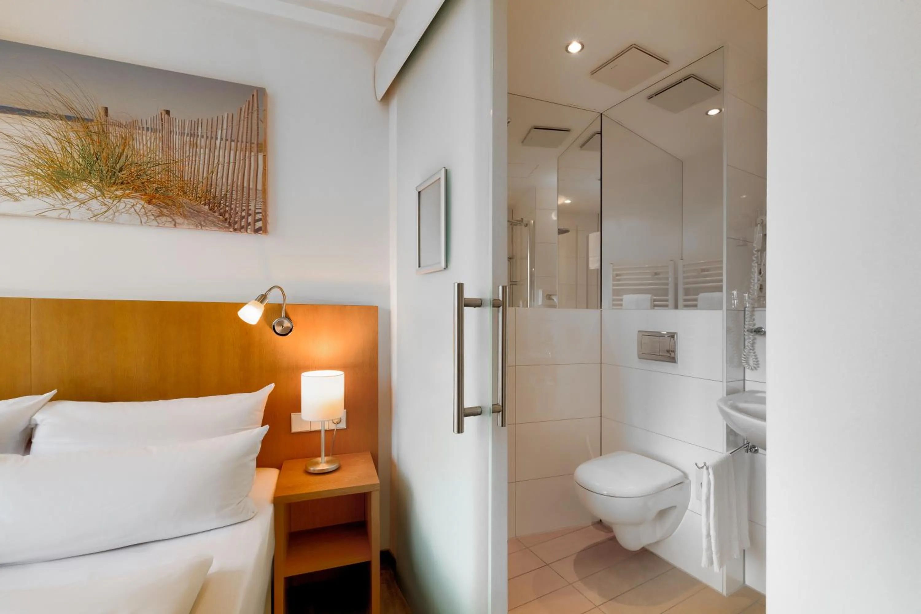 Shower, Bed in Hotel Berlin Mitte by Campanile