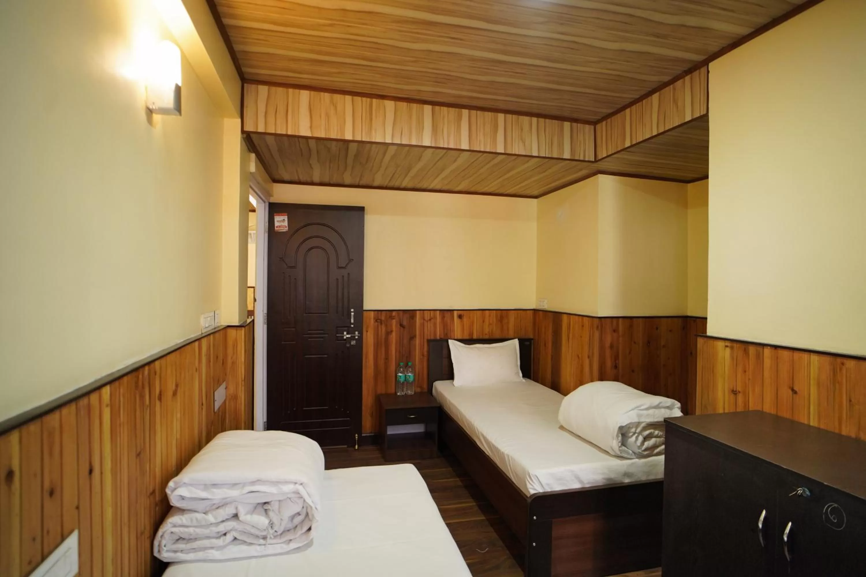 Bed in Hotel Hill Queen near Sherpa Gumba Darjeeling Mall 5 Min Couple Friendly