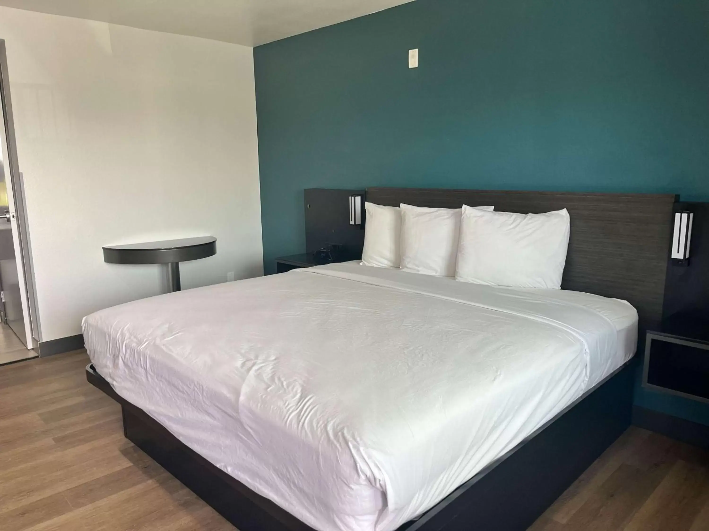 King Room - Non-Smoking in Studio 6 Suites Escondido CA King Room - Non-Smoking in Studio 6 Suites Escondido CA