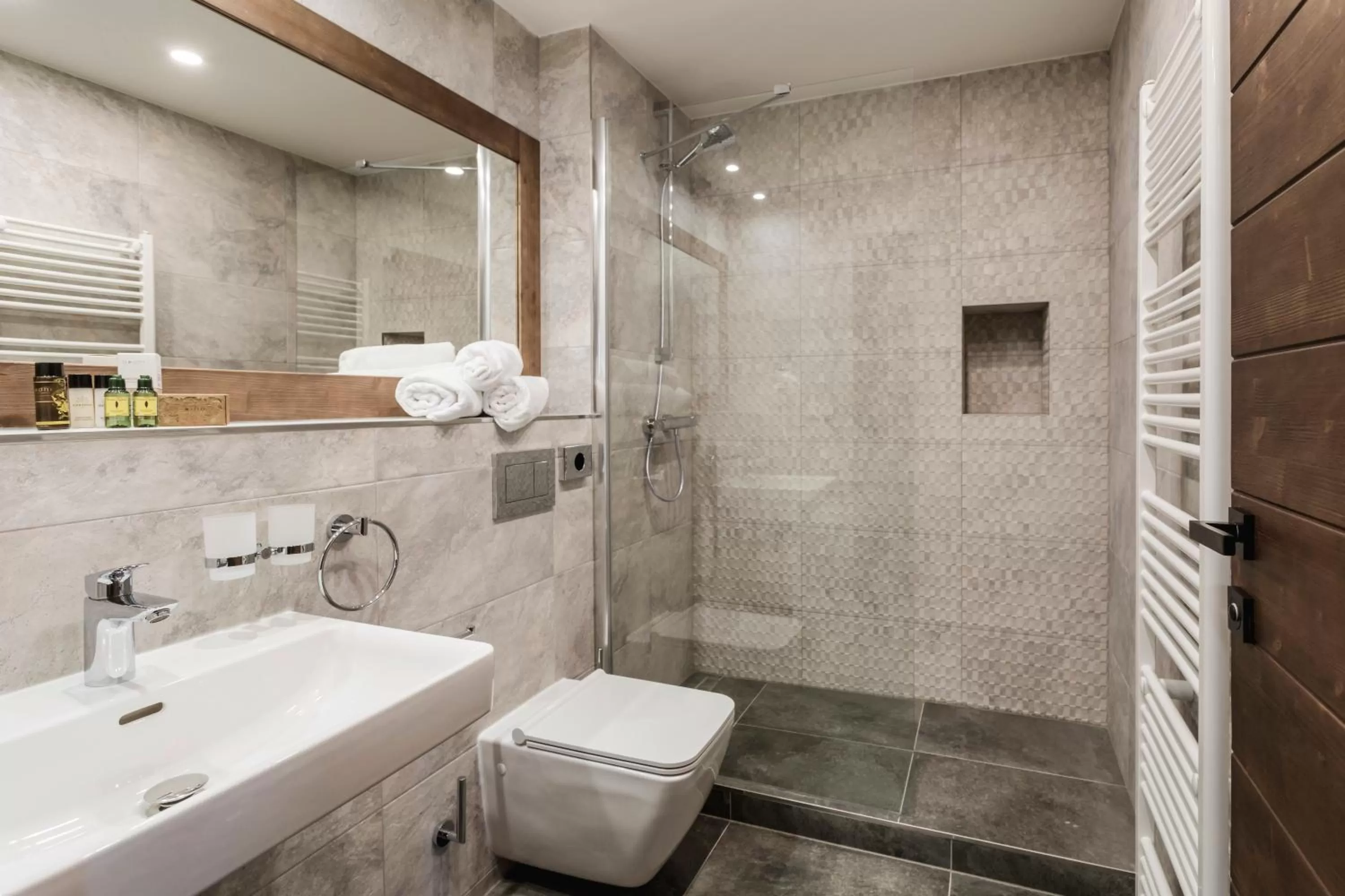 Shower in ARIETES MARMONT Resort