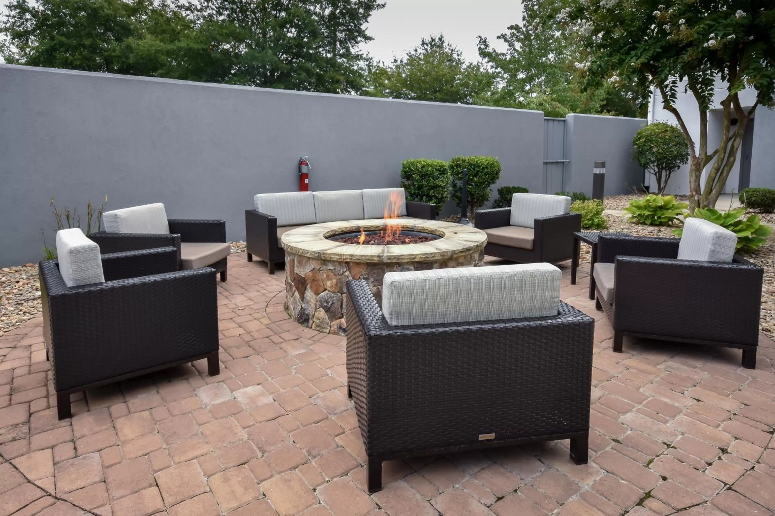 Patio in Courtyard by Marriott Charlotte Matthews