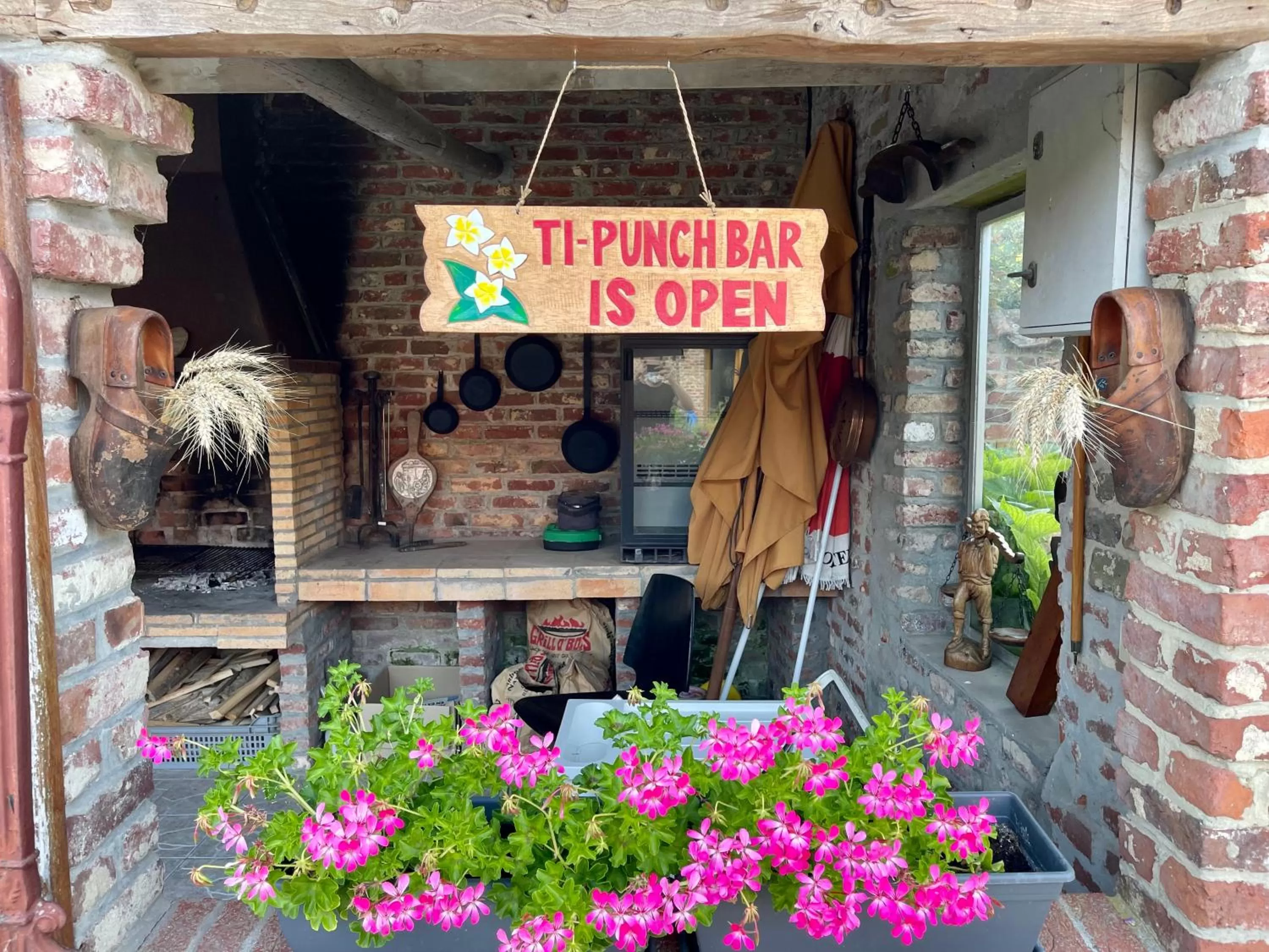 BBQ facilities in La Mésangeraie Gîte Chambres d'hôtes