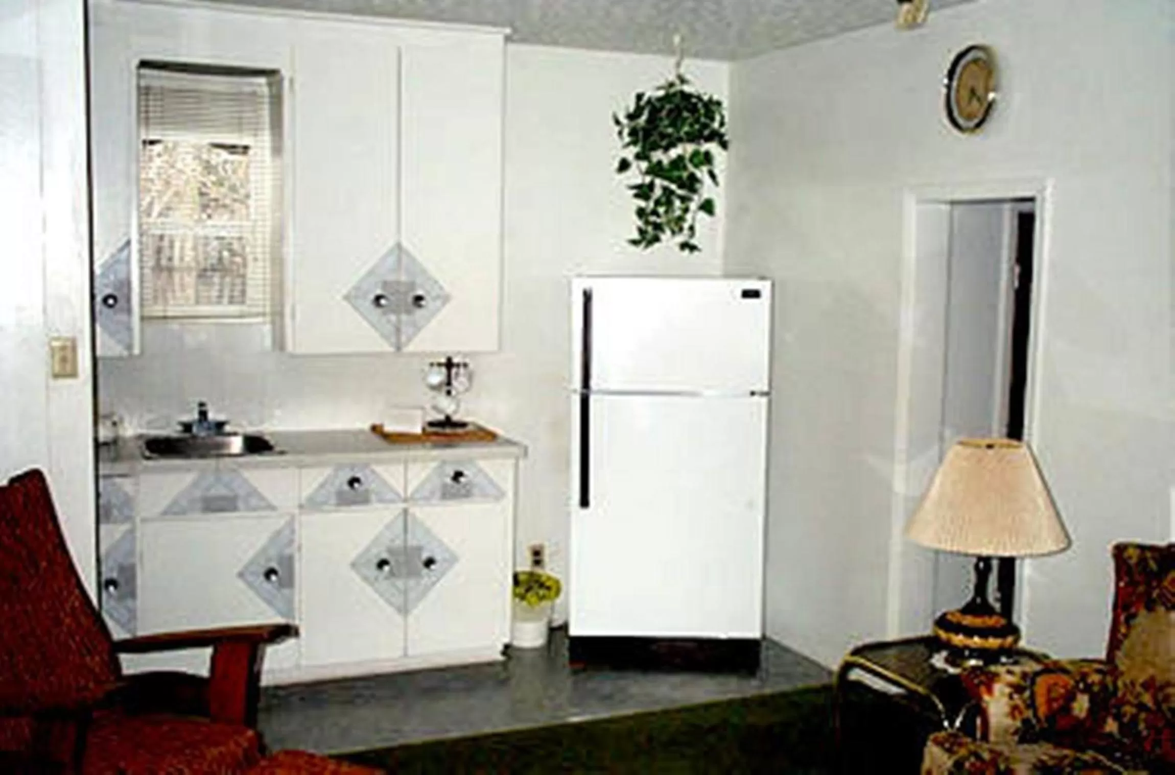 Kitchen or kitchenette in Johnstown Motel