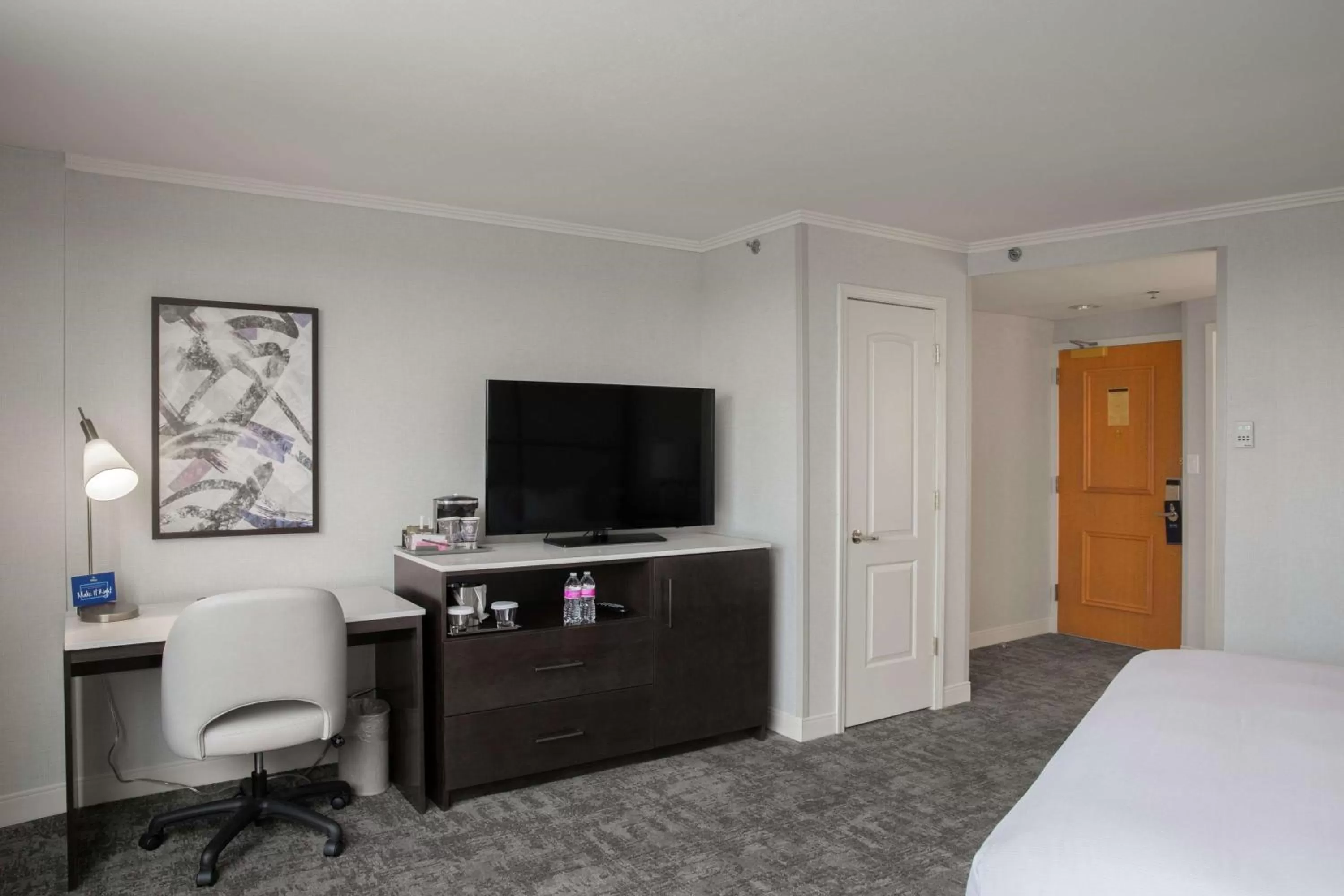 Bedroom, Bed in Hilton Chicago/Oak Lawn